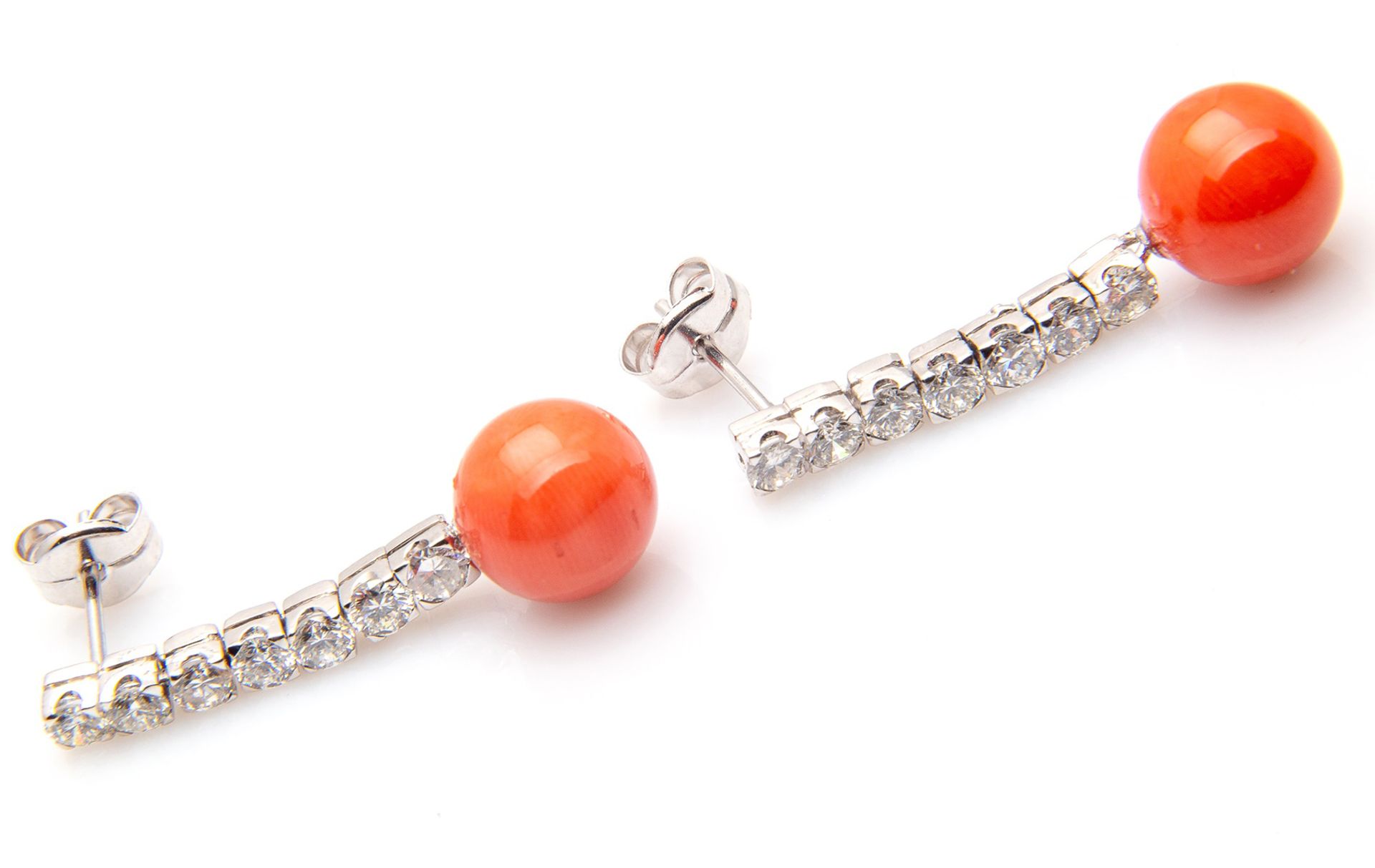 Teardrop earrings in 18k white gold, brilliant cut diamonds and AAA quality Mediterranean red coral - Image 9 of 9