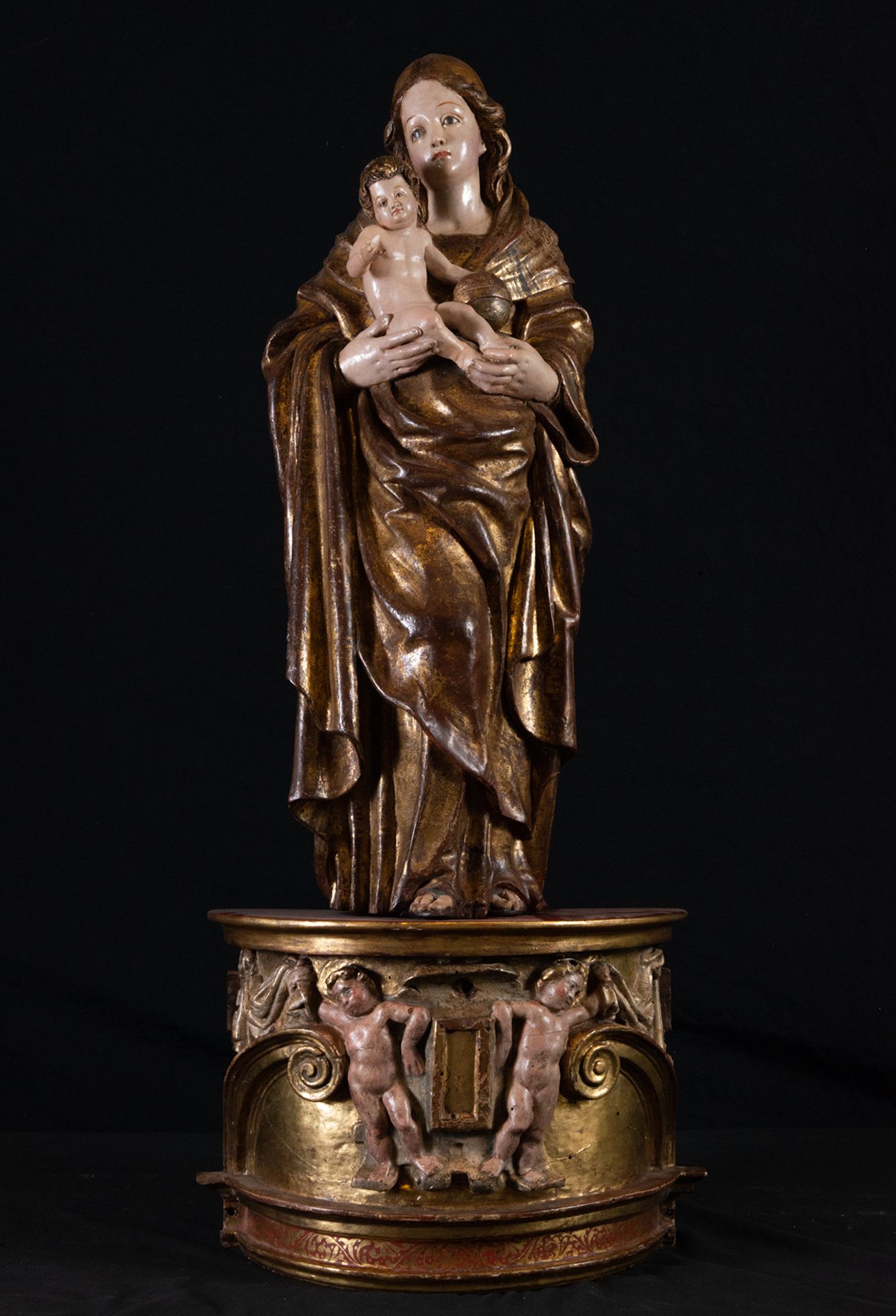 Spectacular Large Virgin with Child in her arms in wood carving, Romanist school of the 16th century