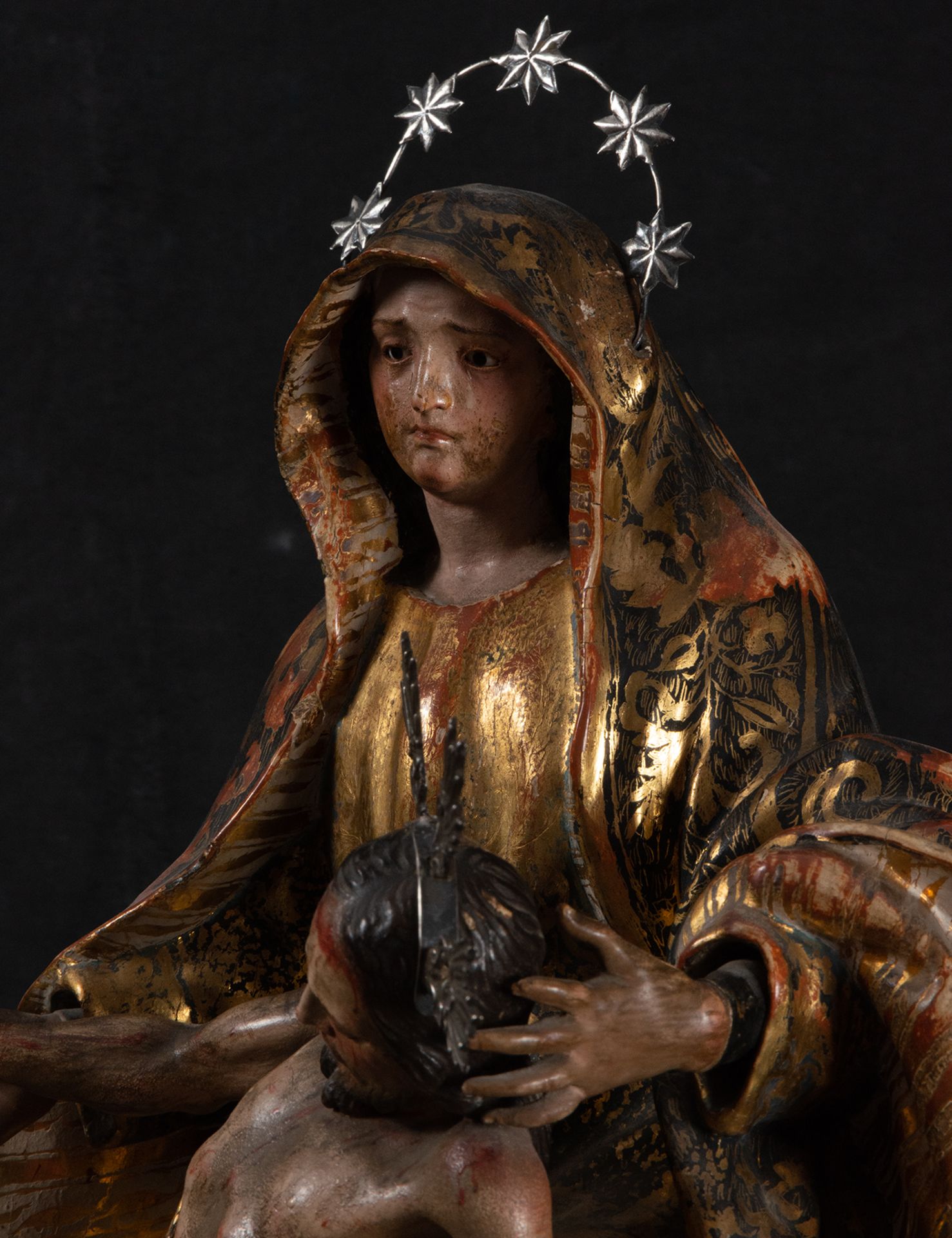 Exceptional Pieta depicting Mary with Christ in her arms, Guatemala, early 18th century Novohisopano - Image 4 of 8