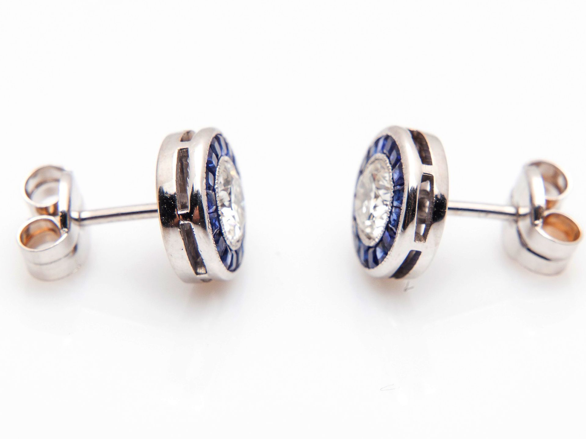 Elegant 1920s earrings with two 0.50 ct Diamonds each edged with sapphires, very good purity and col - Image 8 of 9