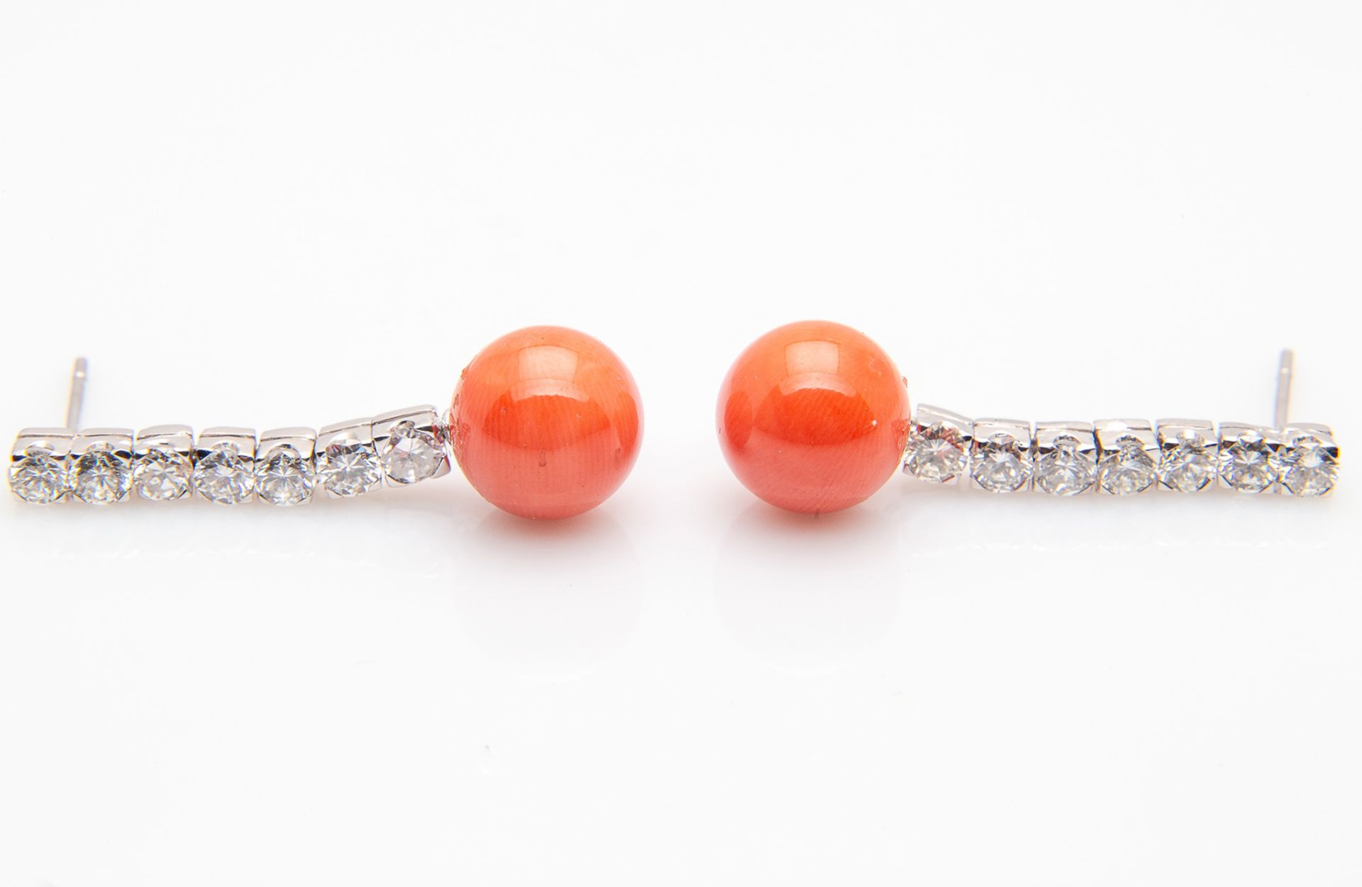 Teardrop earrings in 18k white gold, brilliant cut diamonds and AAA quality Mediterranean red coral - Image 6 of 9