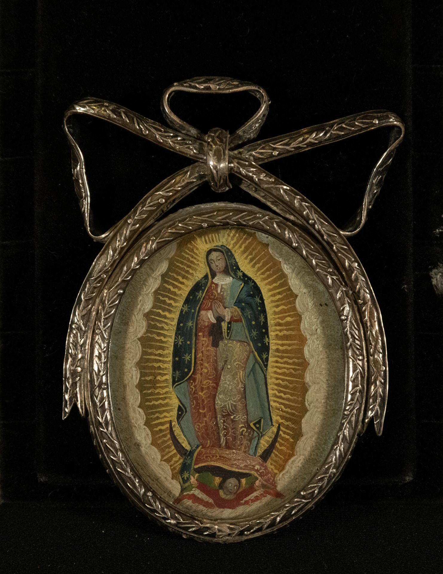 Very rare and Important large double-painted reliquary medallion on copper of the Virgin of Guadaluo