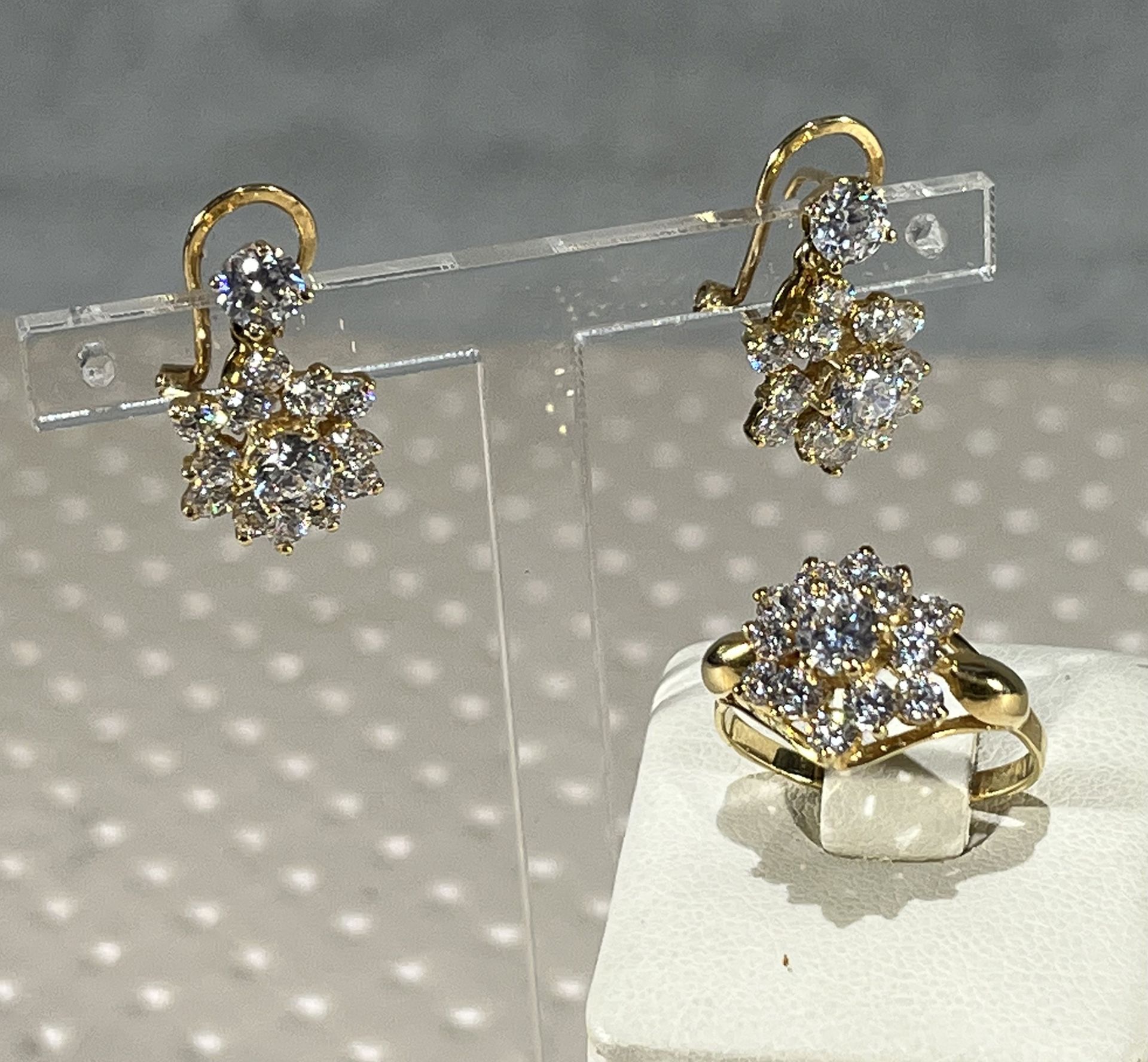 Set of earrings and ring 18k gold and zircons