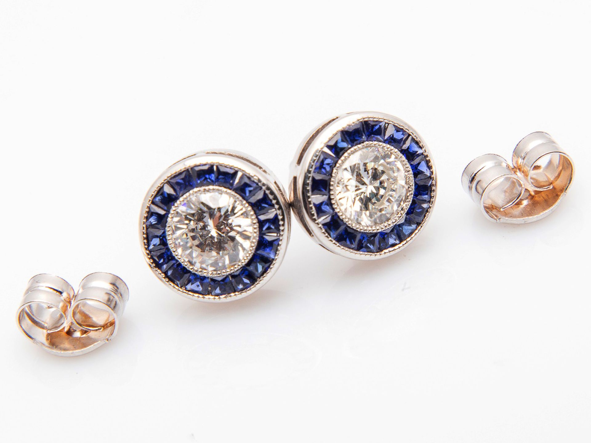 Elegant 1920s earrings with two 0.50 ct Diamonds each edged with sapphires, very good purity and col - Image 6 of 9