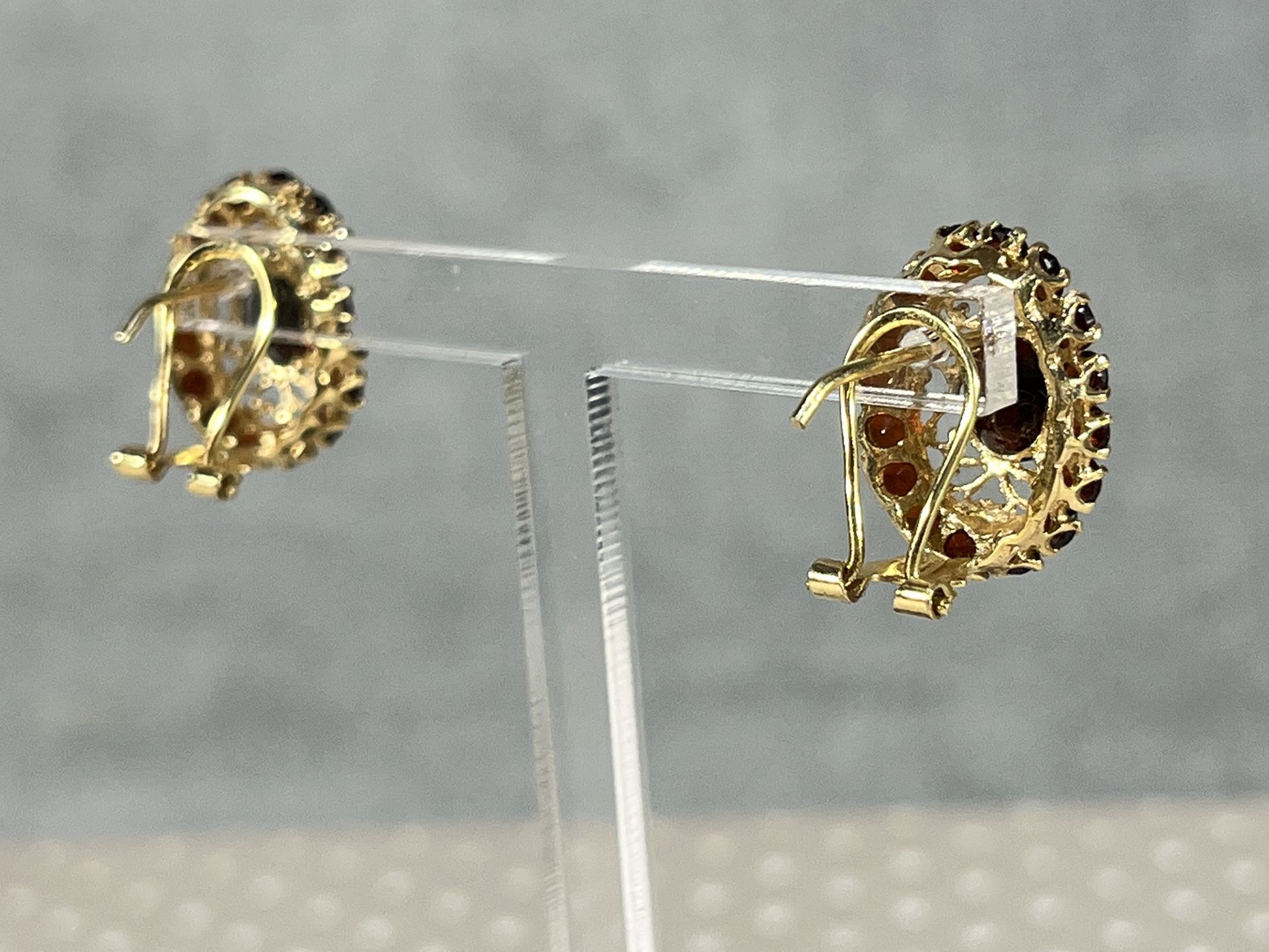 18k gold and garnet earrings - Image 3 of 6