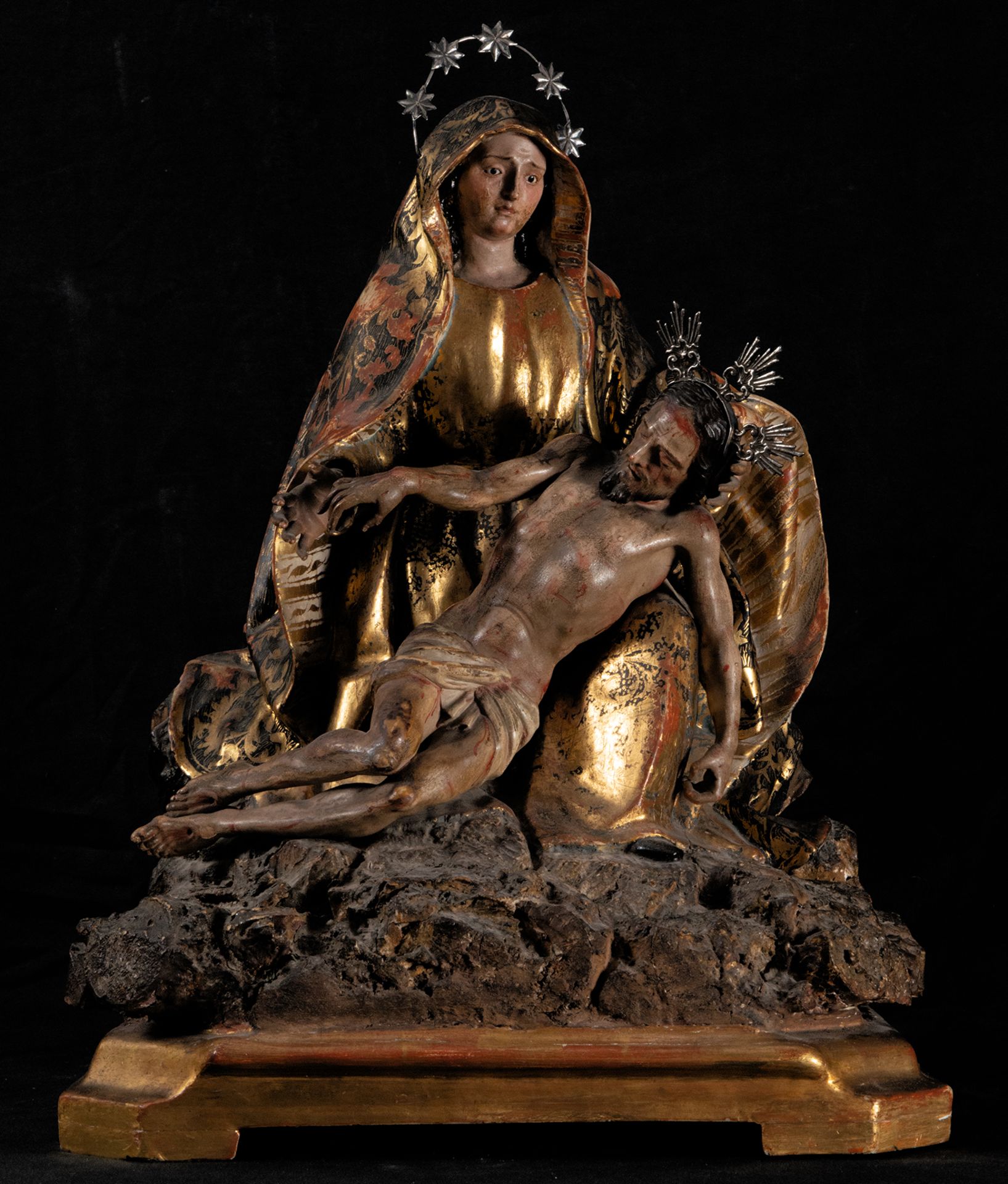 Exceptional Pieta depicting Mary with Christ in her arms, Guatemala, early 18th century Novohisopano