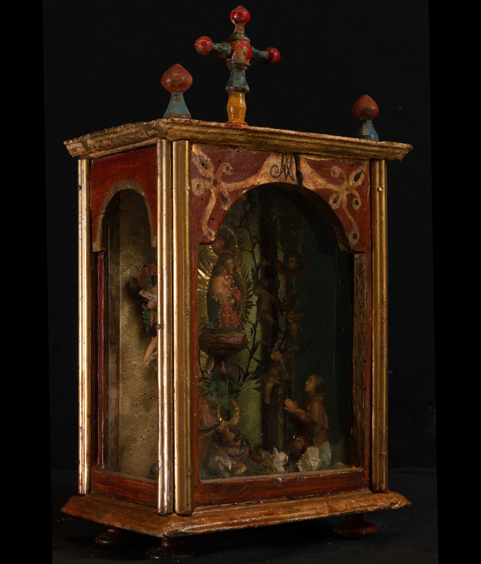 Unusual colonial ensemble of Urn with Virgin of Pilar and Parsonnages in wax, Mexican colonial work  - Image 5 of 6