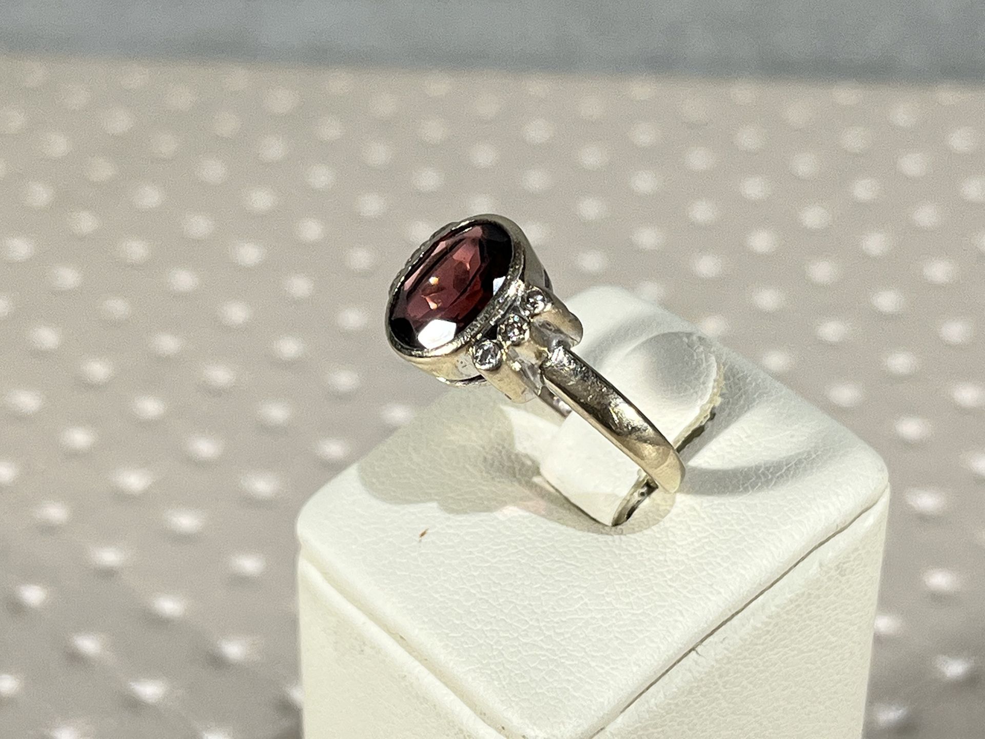 18k white gold ring with brilliant cut diamonds and garnet - Weight: 5gr - 350 - Image 3 of 7