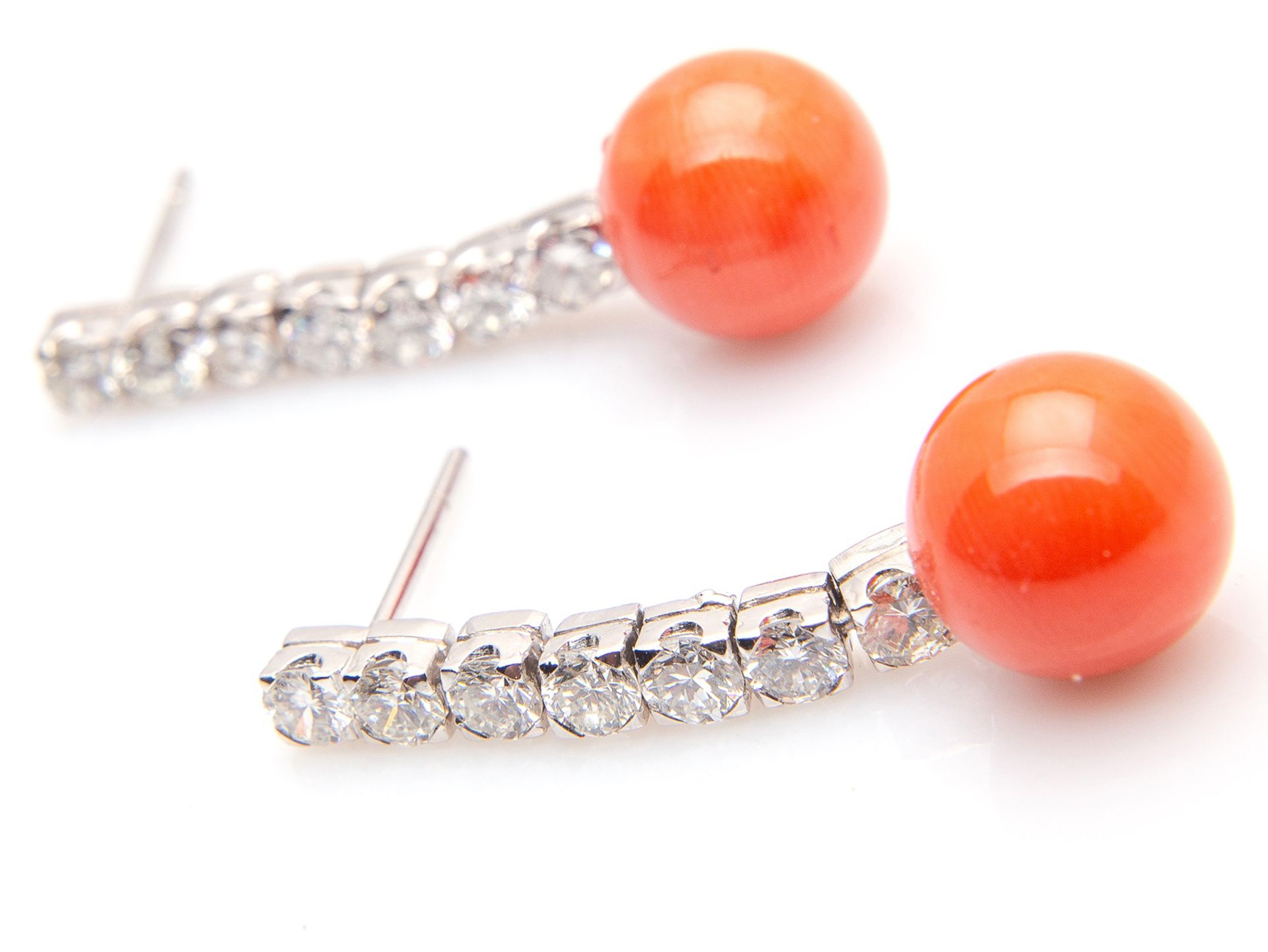 Teardrop earrings in 18k white gold, brilliant cut diamonds and AAA quality Mediterranean red coral - Image 7 of 9