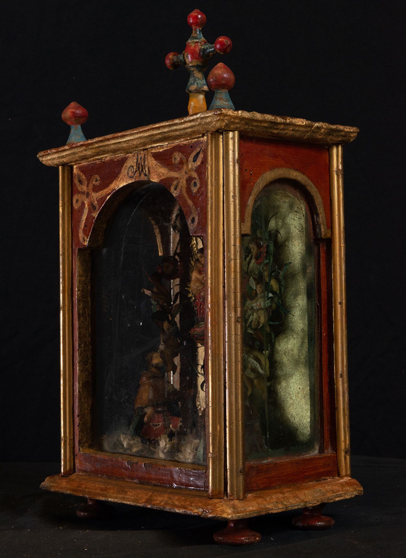 Unusual colonial ensemble of Urn with Virgin of Pilar and Parsonnages in wax, Mexican colonial work  - Image 4 of 6