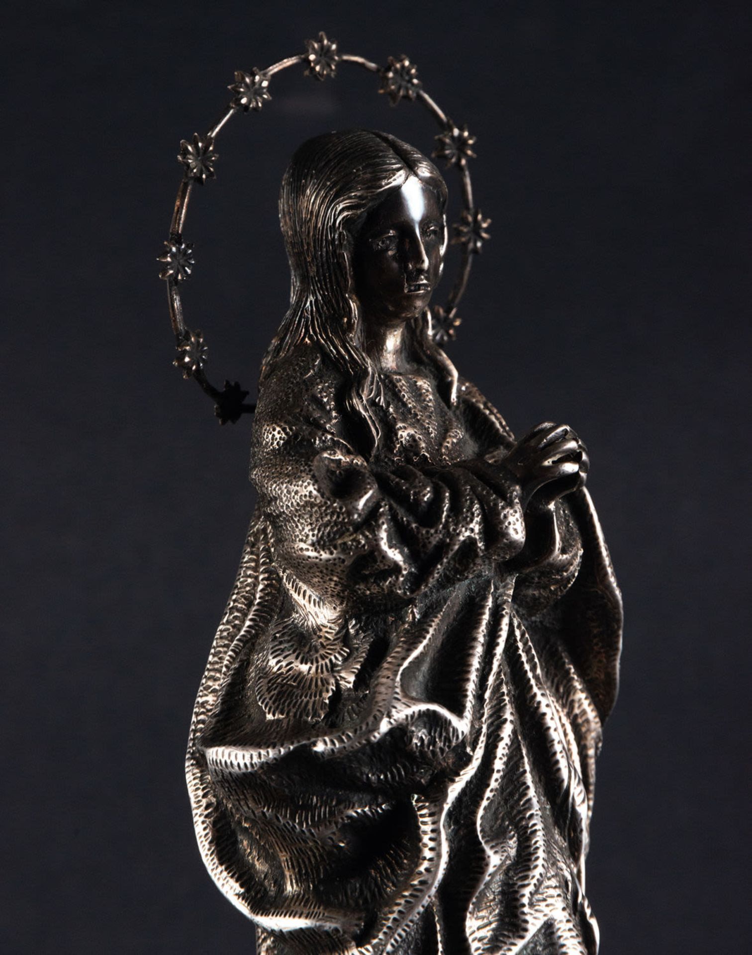 Beautiful Immaculate Virgin in Silver, following the model of the Virgin of the Facistol by Alondo C - Image 7 of 9