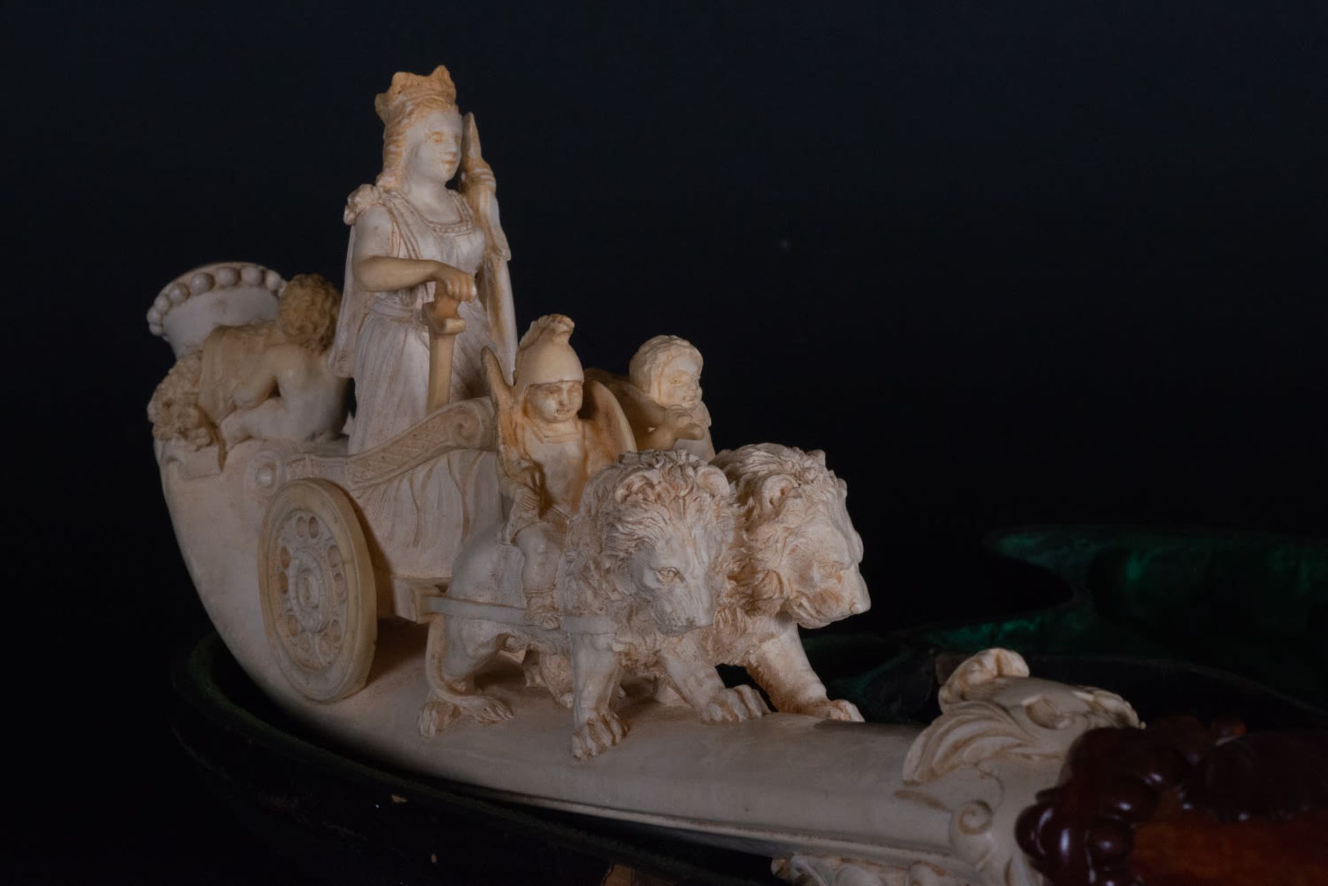 Rare and Exceptional Sea Foam Pipe and Amber Representing the Goddess Cibeles, 19th century - Image 11 of 15