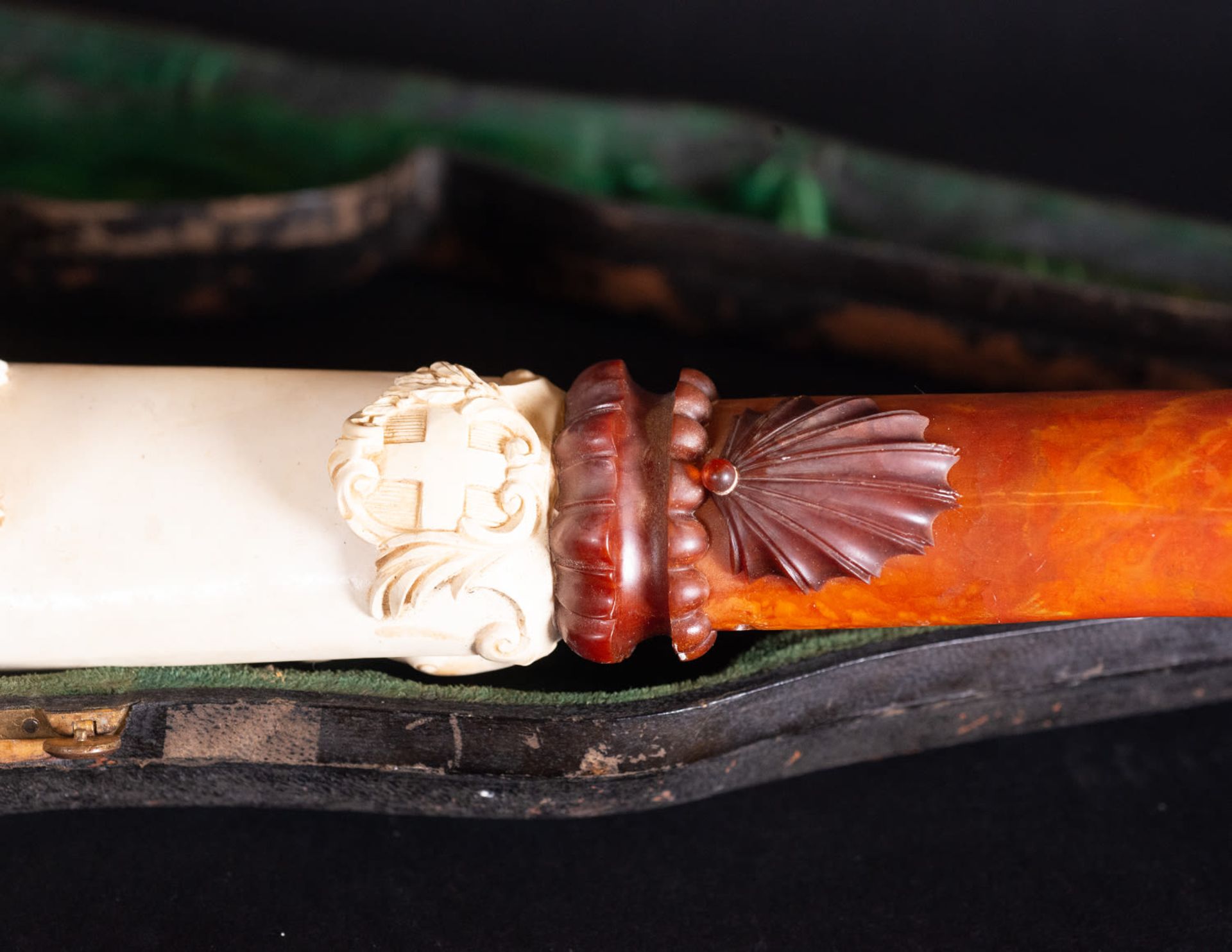 Rare and Exceptional Sea Foam Pipe and Amber Representing the Goddess Cibeles, 19th century - Image 15 of 15