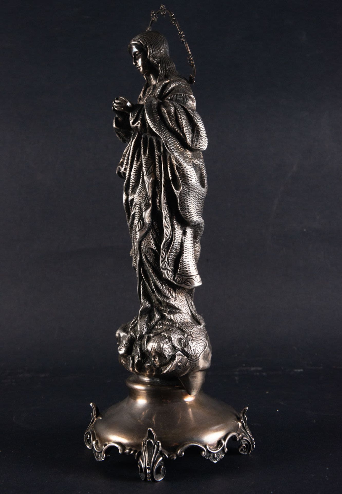 Beautiful Immaculate Virgin in Silver, following the model of the Virgin of the Facistol by Alondo C - Image 4 of 9