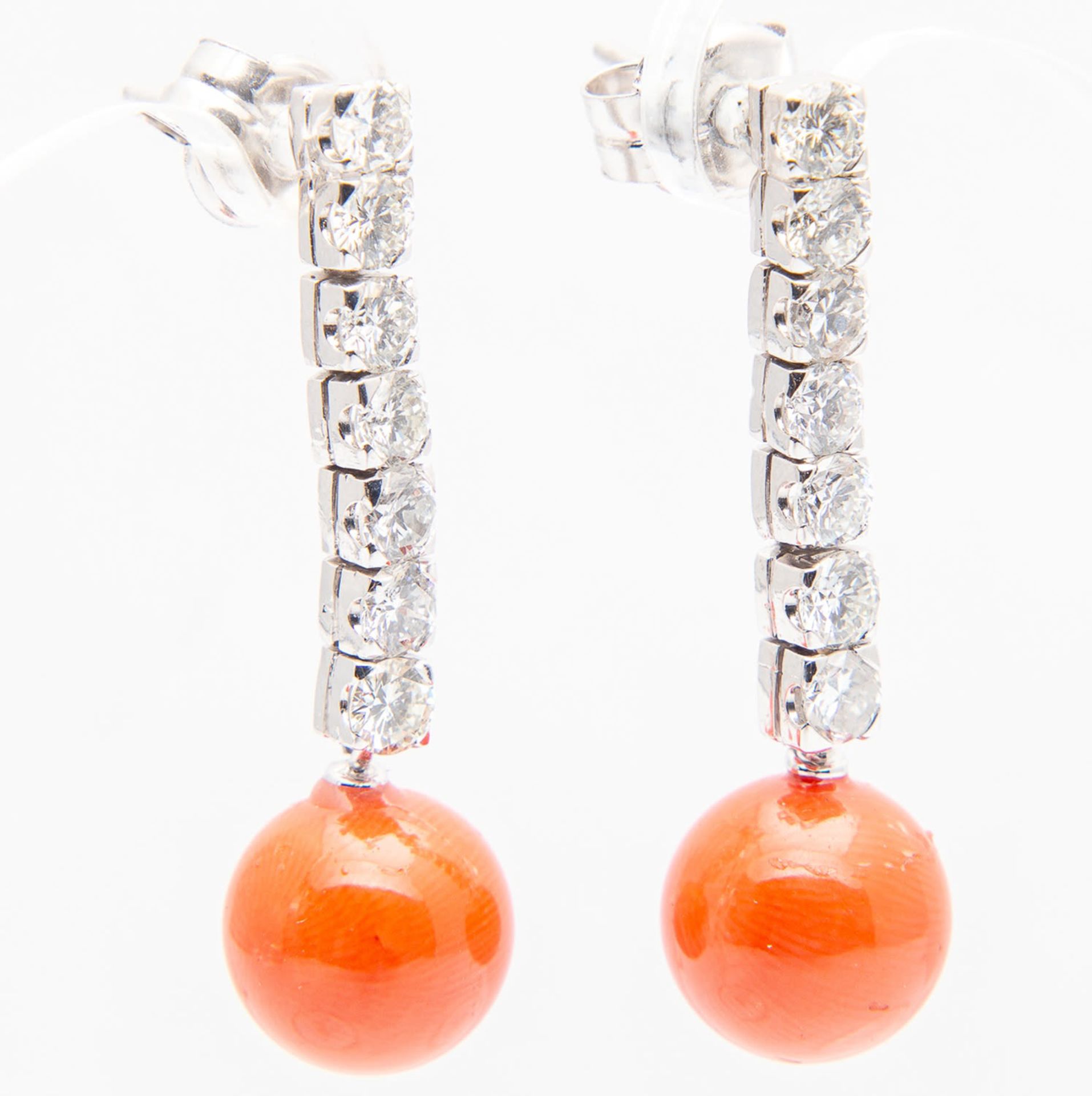 Elegant pair of teardrop earrings in red coral and diamonds of 1.50 ct in total