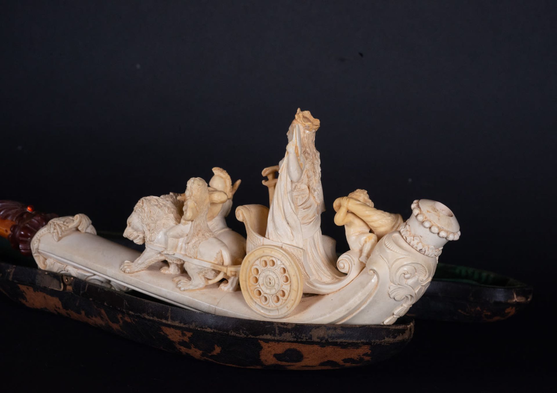 Rare and Exceptional Sea Foam Pipe and Amber Representing the Goddess Cibeles, 19th century - Image 5 of 15