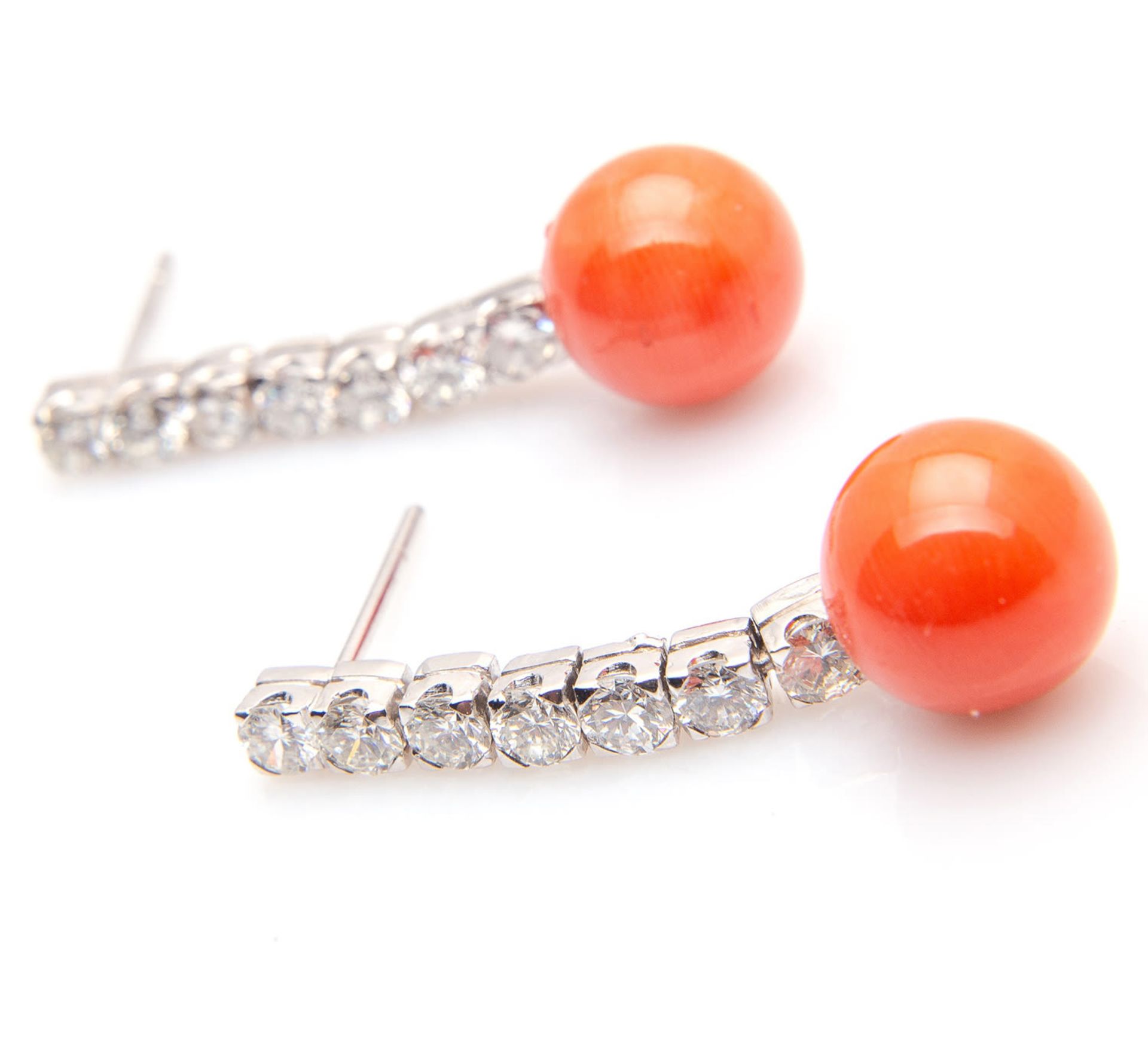 Elegant pair of teardrop earrings in red coral and diamonds of 1.50 ct in total - Image 3 of 9