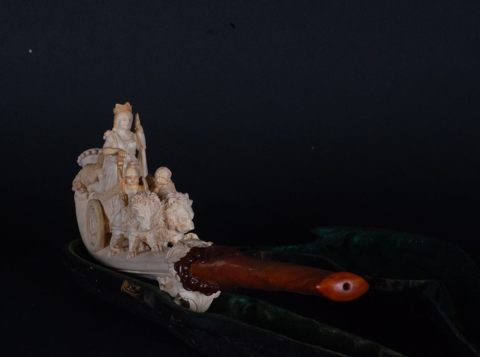 Rare and Exceptional Sea Foam Pipe and Amber Representing the Goddess Cibeles, 19th century - Image 10 of 15