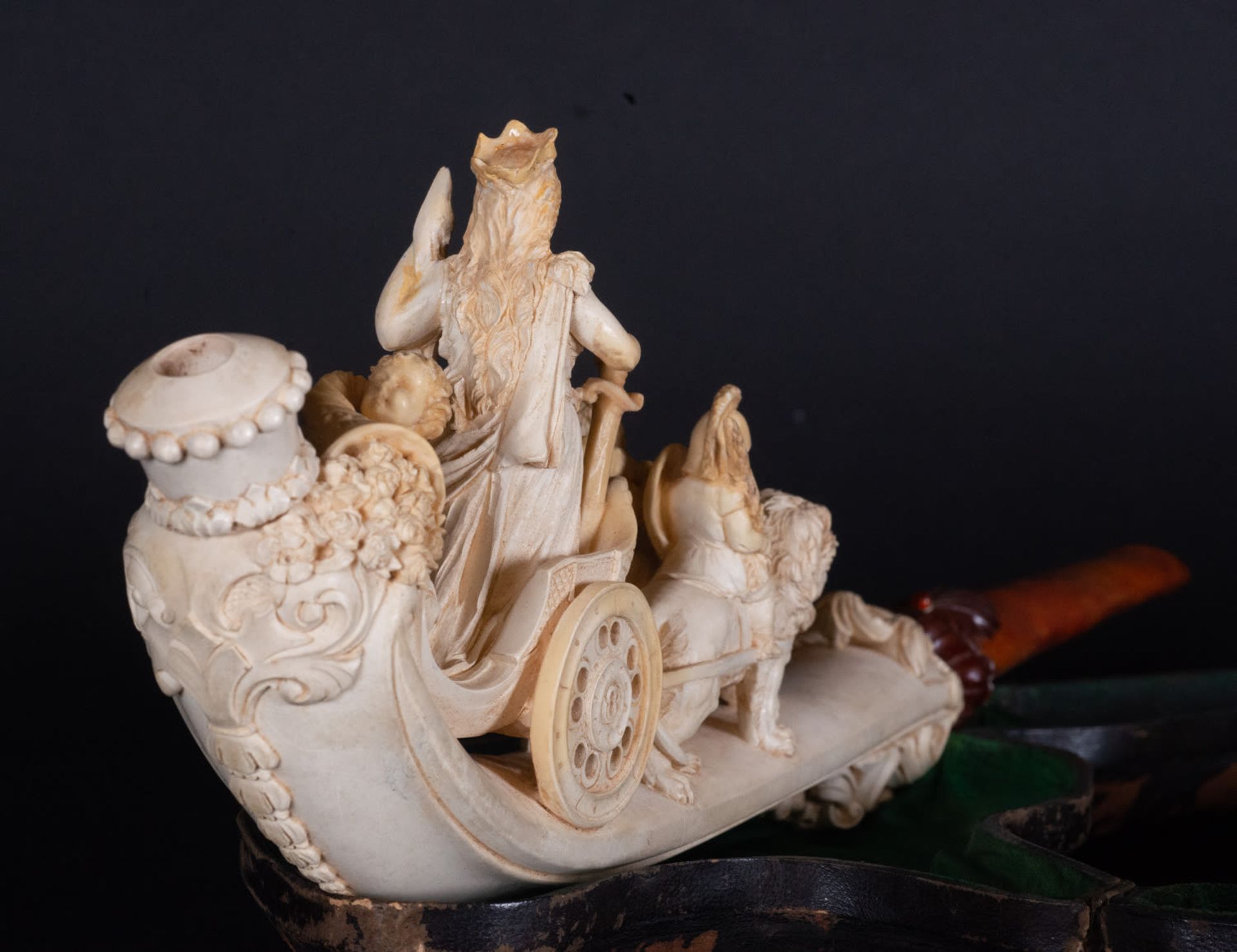 Rare and Exceptional Sea Foam Pipe and Amber Representing the Goddess Cibeles, 19th century - Image 7 of 15