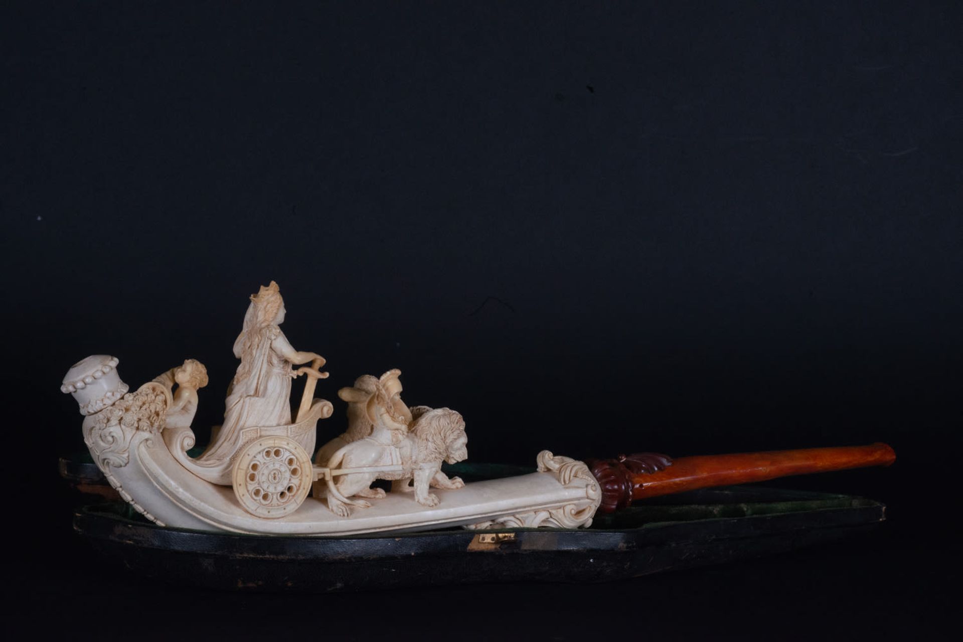 Rare and Exceptional Sea Foam Pipe and Amber Representing the Goddess Cibeles, 19th century - Image 2 of 15