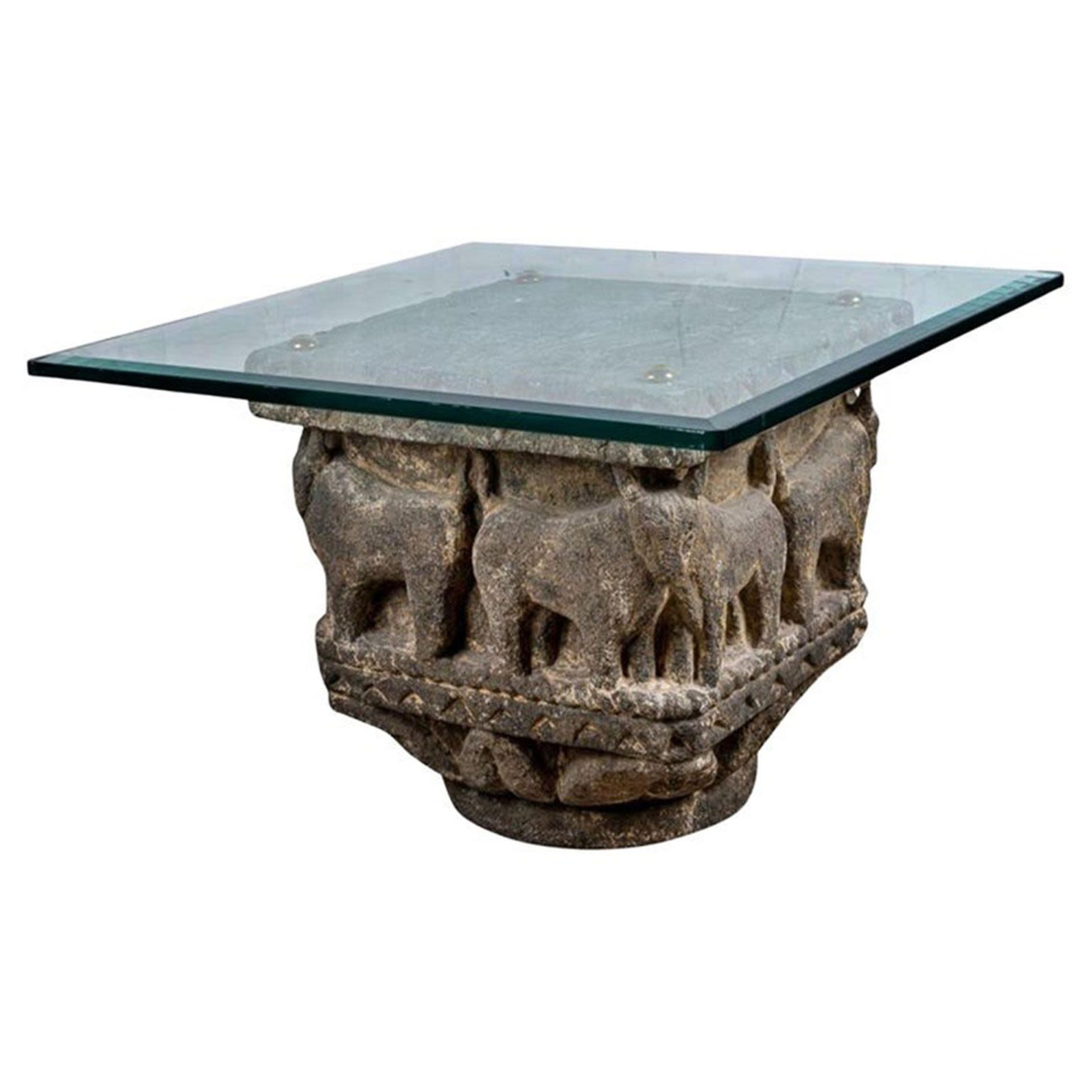 Italian capitello from the 17th century adapted to a table, in carved stone