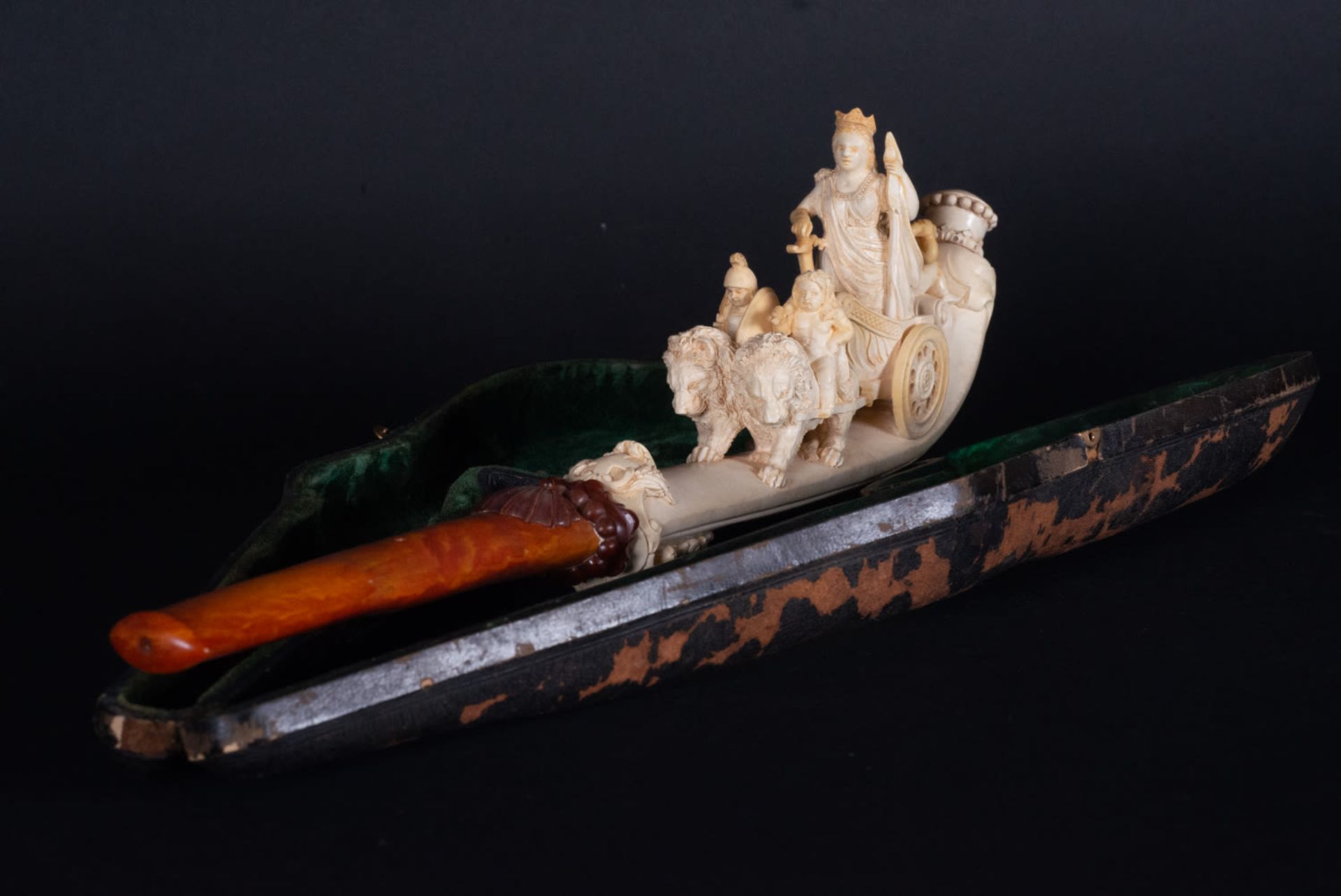 Rare and Exceptional Sea Foam Pipe and Amber Representing the Goddess Cibeles, 19th century - Image 4 of 15