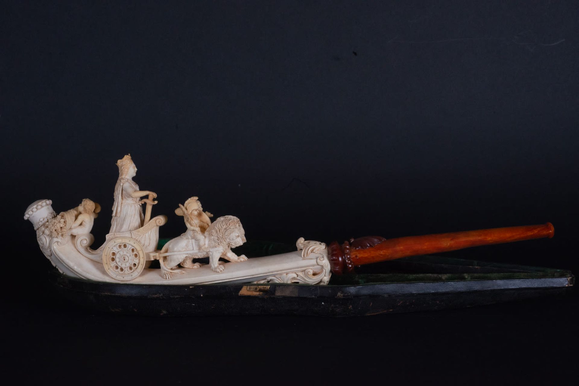 Rare and Exceptional Sea Foam Pipe and Amber Representing the Goddess Cibeles, 19th century - Image 13 of 15