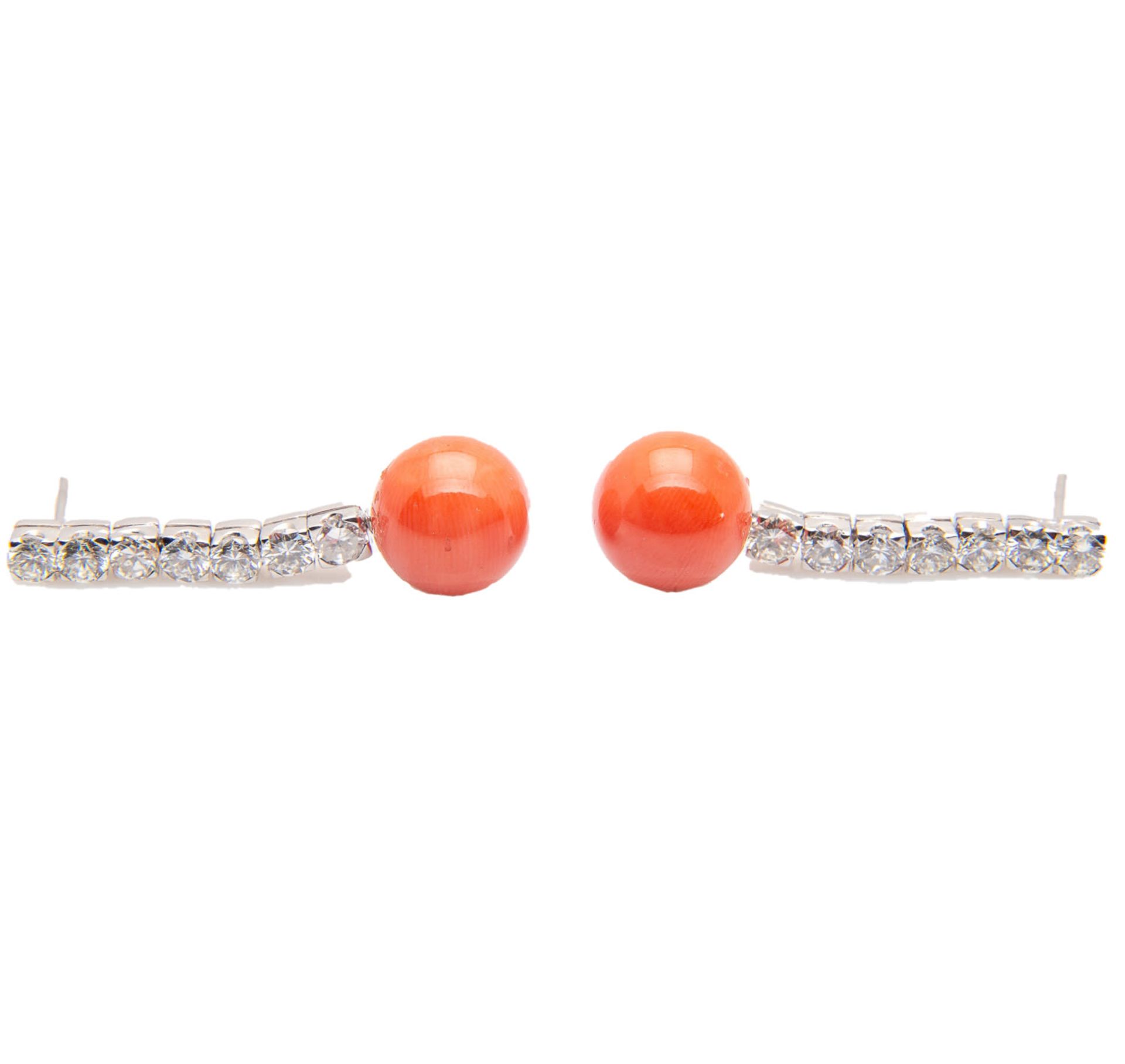 Elegant pair of teardrop earrings in red coral and diamonds of 1.50 ct in total - Image 9 of 9