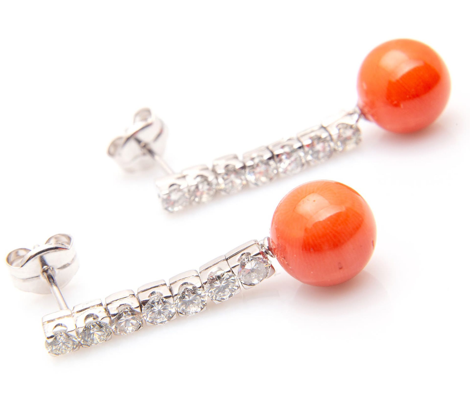 Elegant pair of teardrop earrings in red coral and diamonds of 1.50 ct in total - Image 5 of 9