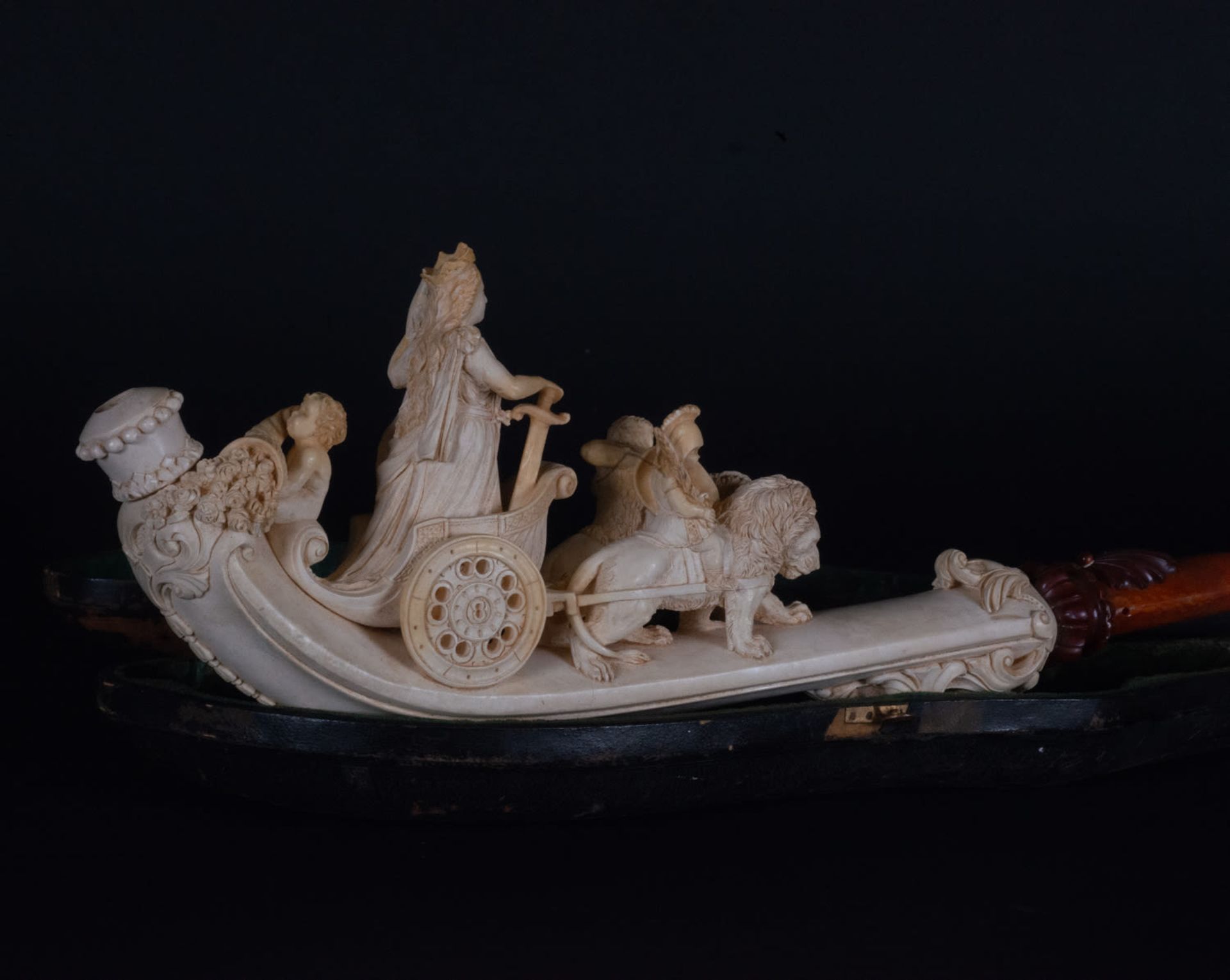 Rare and Exceptional Sea Foam Pipe and Amber Representing the Goddess Cibeles, 19th century