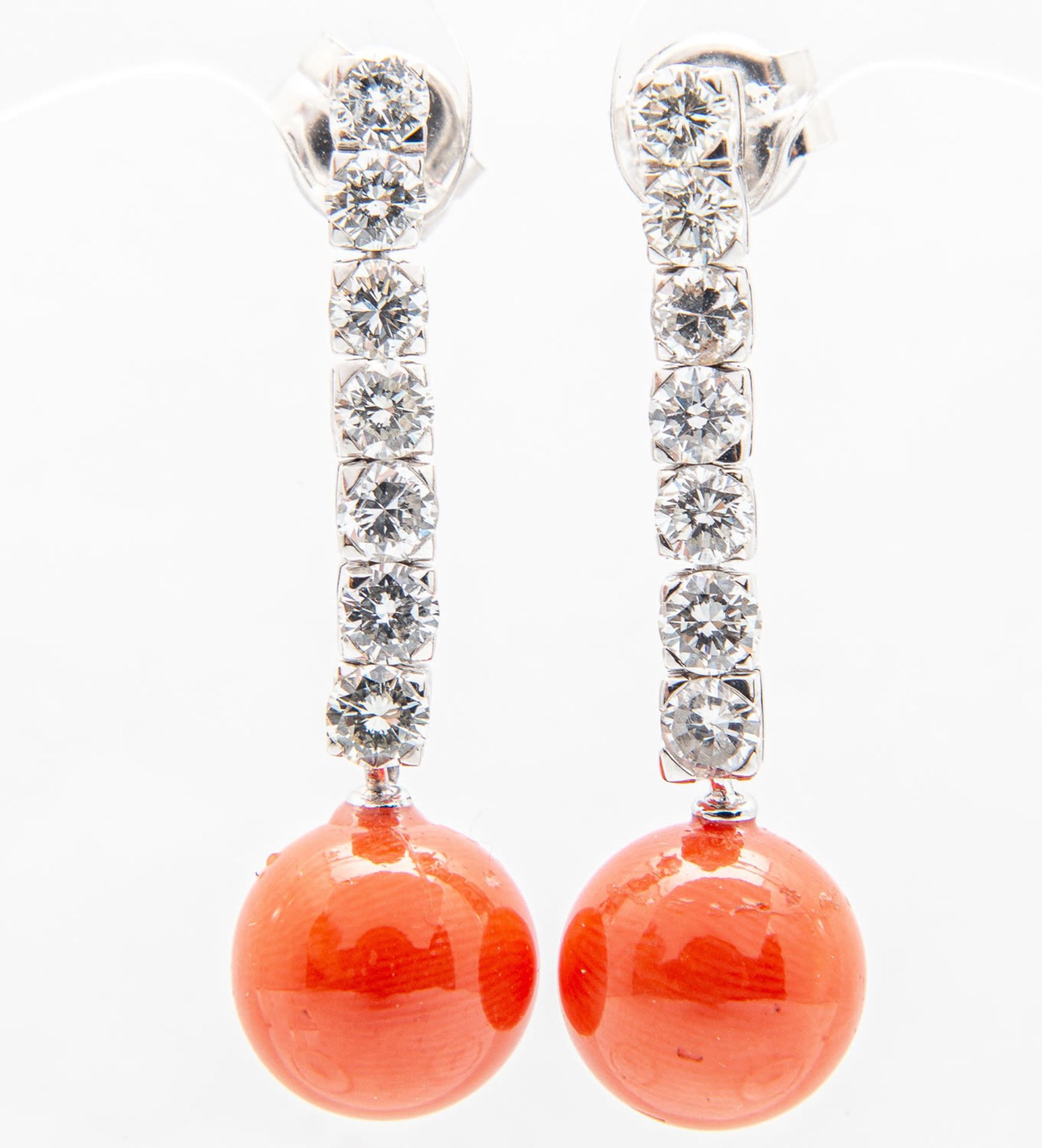 Elegant pair of teardrop earrings in red coral and diamonds of 1.50 ct in total - Image 2 of 9