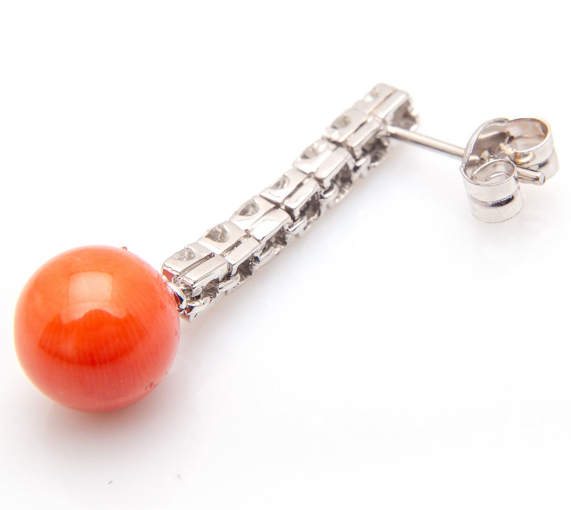 Elegant pair of teardrop earrings in red coral and diamonds of 1.50 ct in total - Image 8 of 9