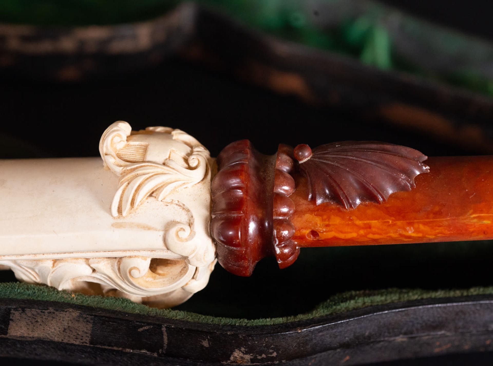 Rare and Exceptional Sea Foam Pipe and Amber Representing the Goddess Cibeles, 19th century - Image 14 of 15