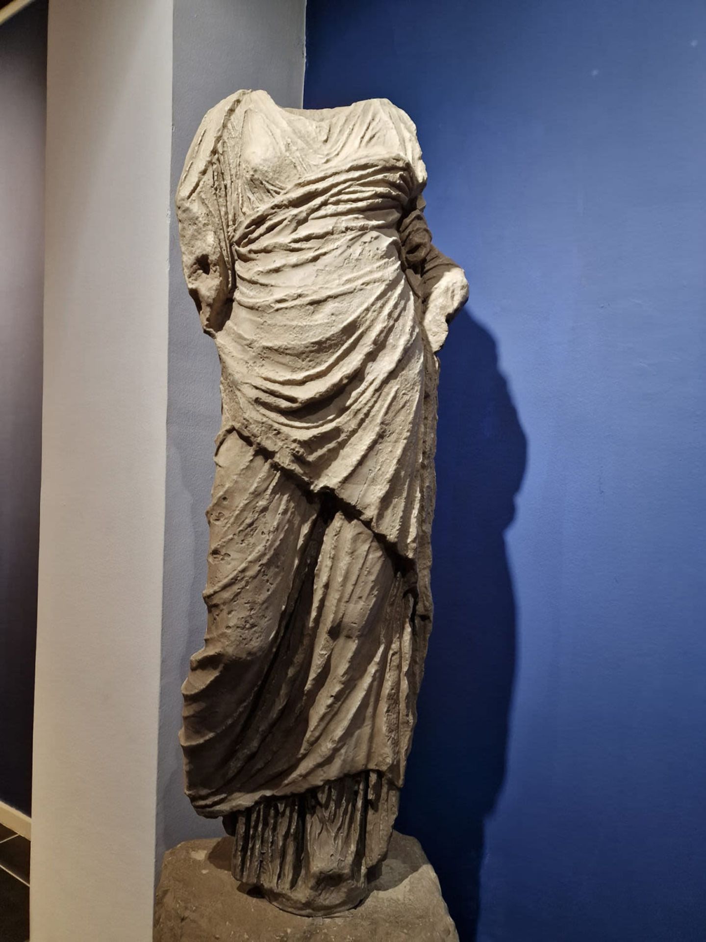 Goddess Tanit in Marble dust, following Classic Roman models, 20th century - Image 4 of 6