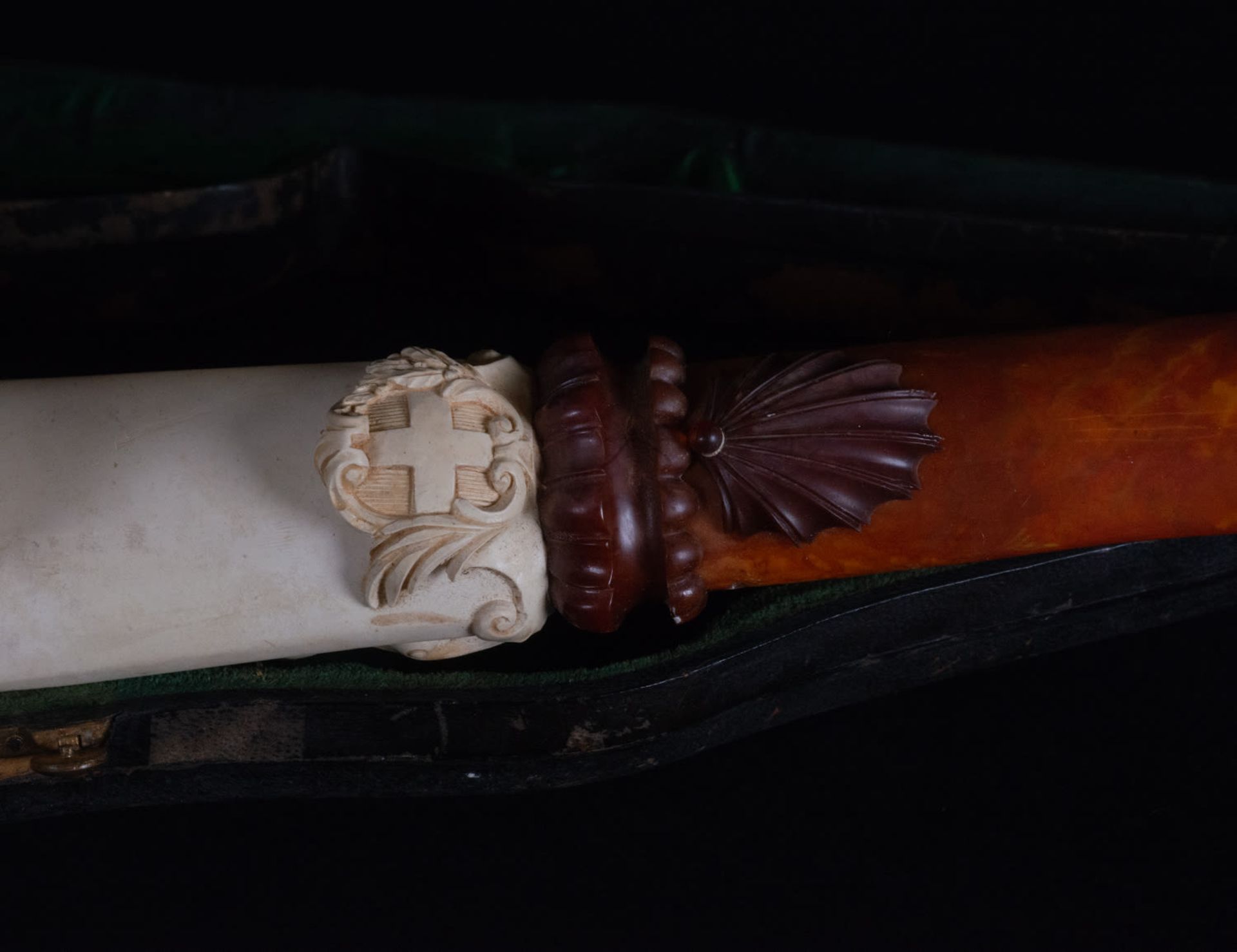 Rare and Exceptional Sea Foam Pipe and Amber Representing the Goddess Cibeles, 19th century - Image 9 of 15