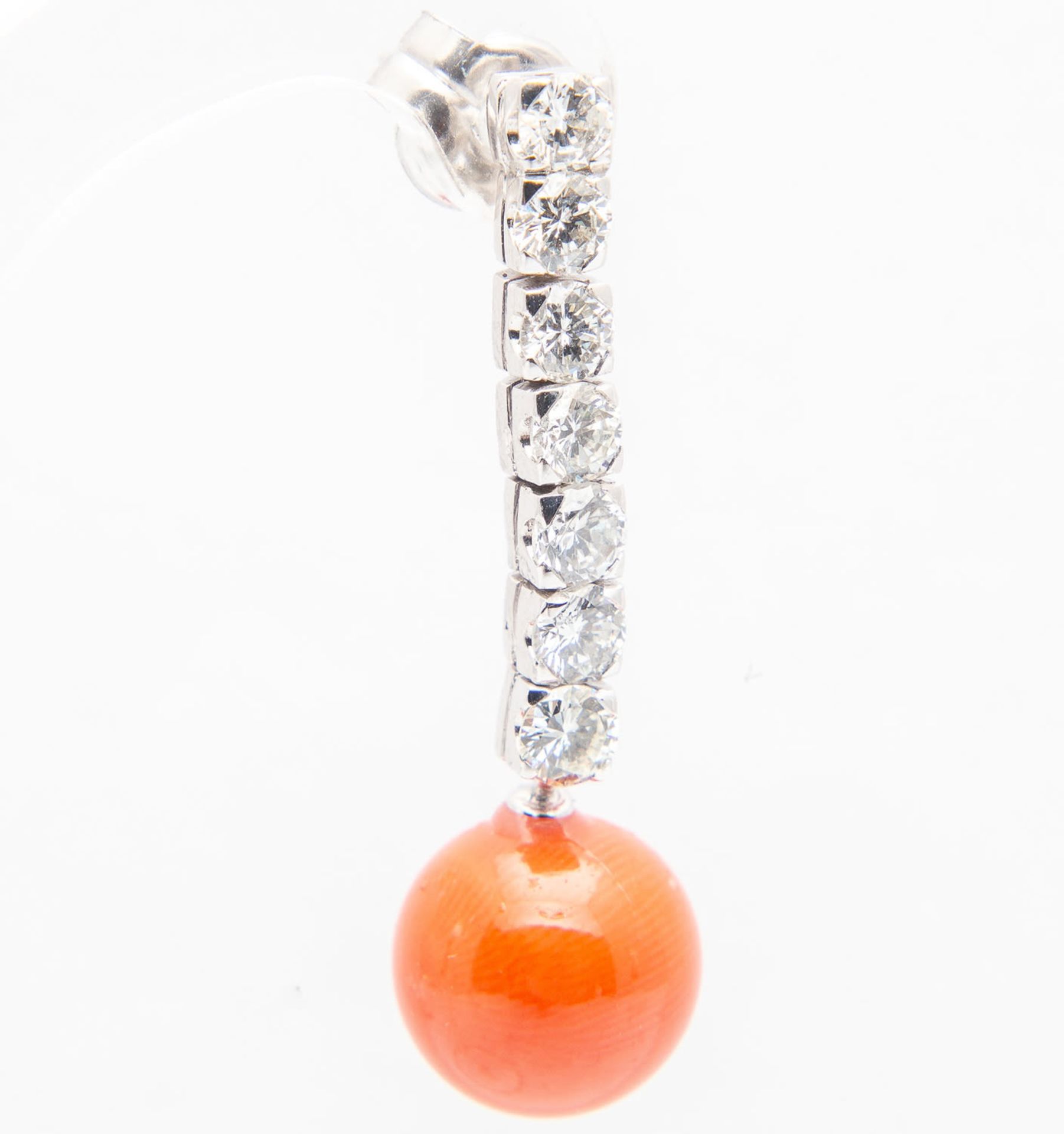 Elegant pair of teardrop earrings in red coral and diamonds of 1.50 ct in total - Image 6 of 9