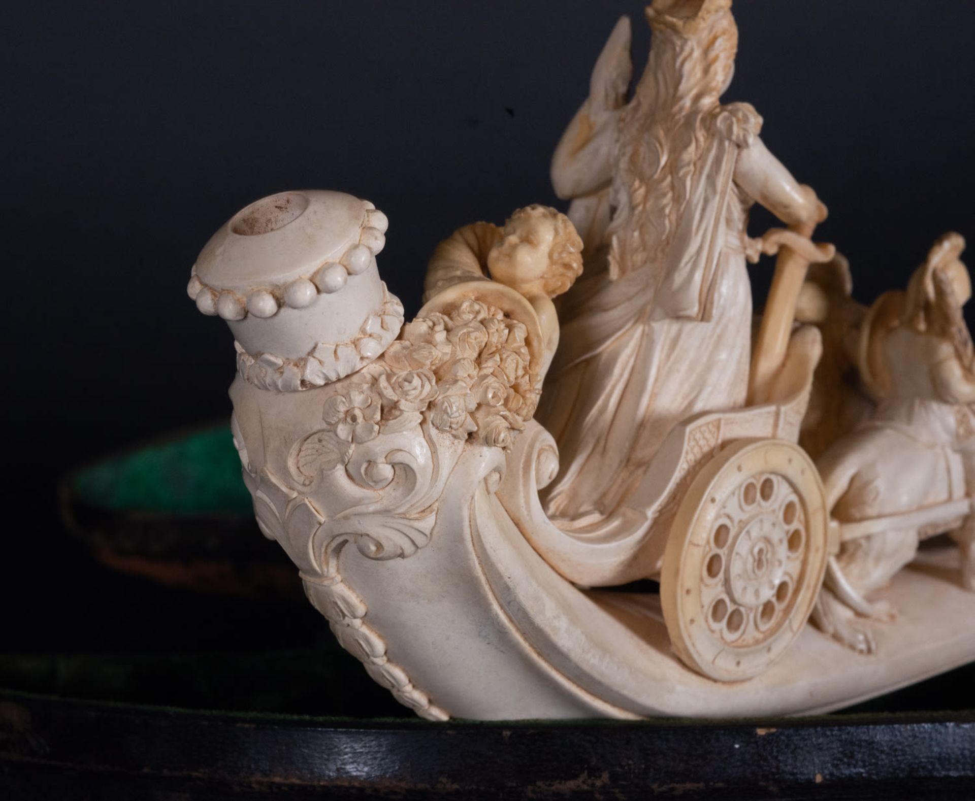 Rare and Exceptional Sea Foam Pipe and Amber Representing the Goddess Cibeles, 19th century - Image 3 of 15