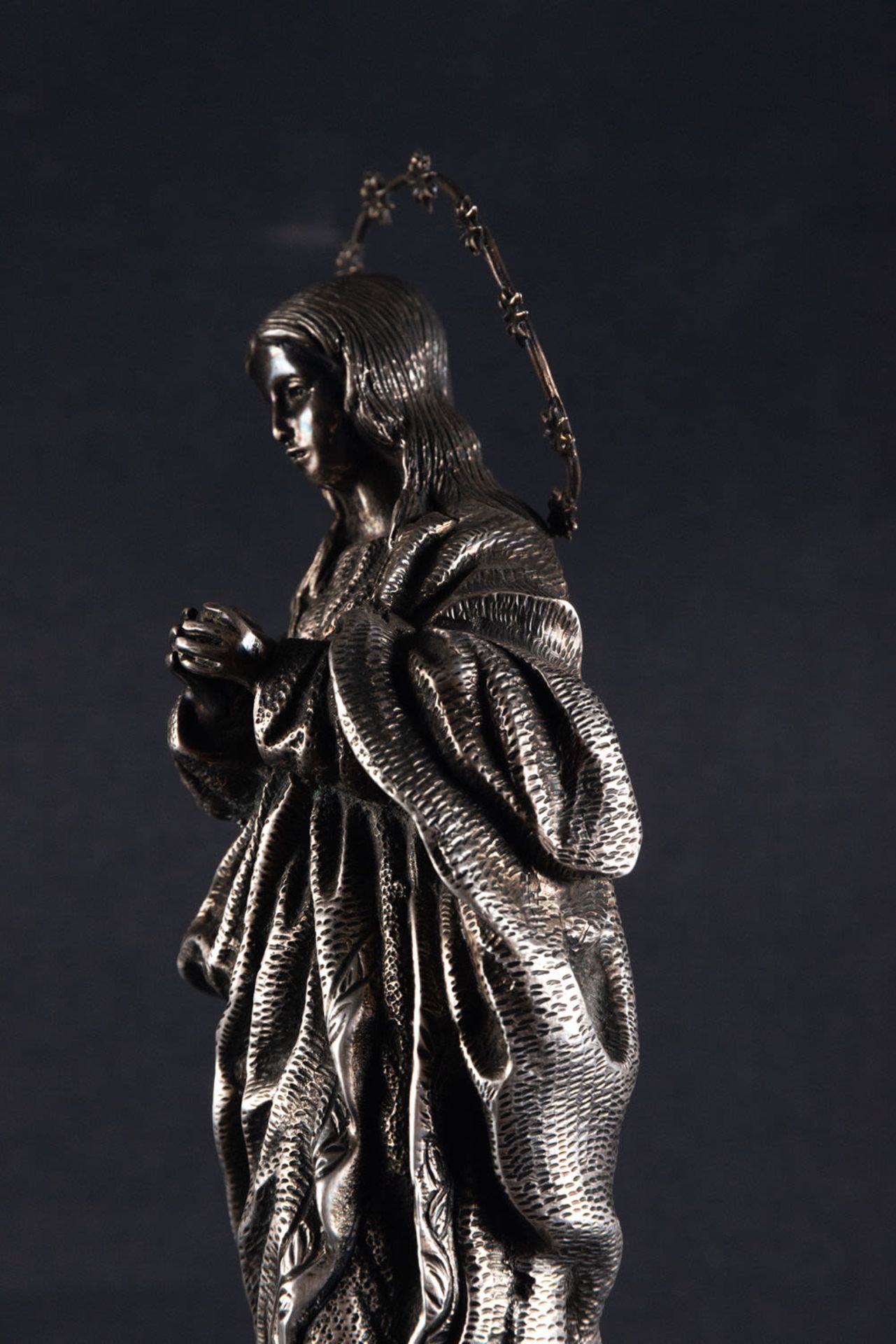 Beautiful Immaculate Virgin in Silver, following the model of the Virgin of the Facistol by Alondo C - Image 5 of 9
