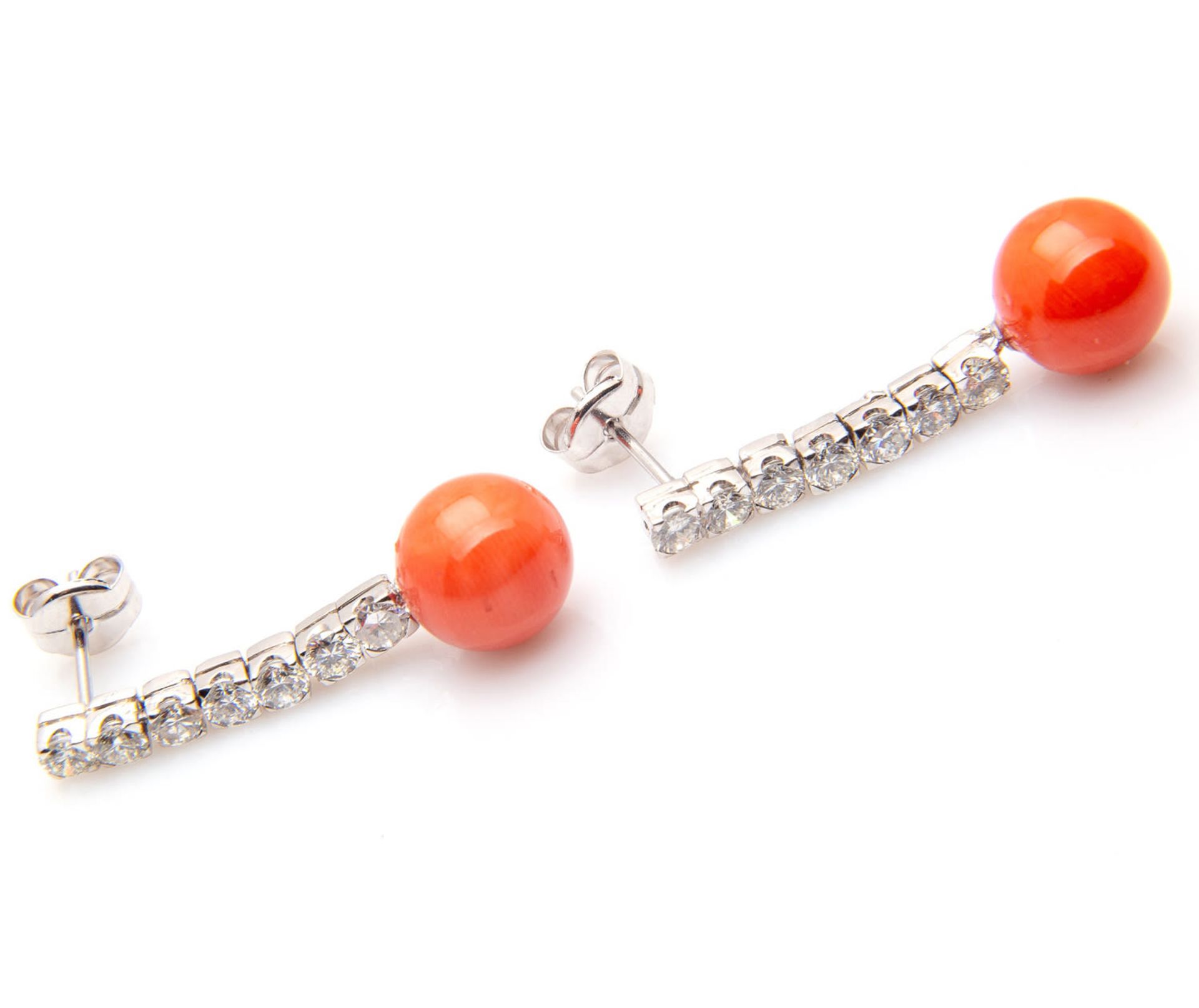 Elegant pair of teardrop earrings in red coral and diamonds of 1.50 ct in total - Image 4 of 9