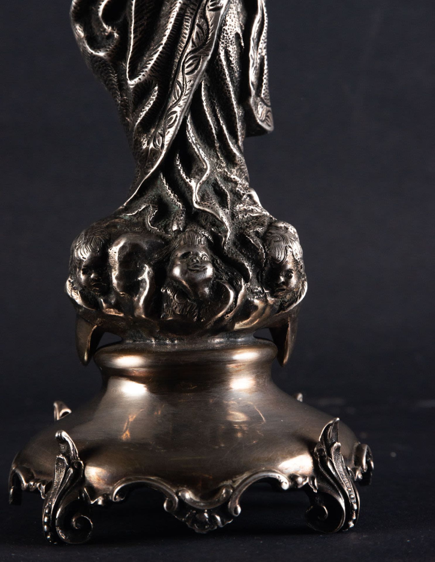 Beautiful Immaculate Virgin in Silver, following the model of the Virgin of the Facistol by Alondo C - Image 3 of 9