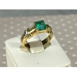 Lady's ring with Colombian emerald from Muzo mounted in 18k gold
