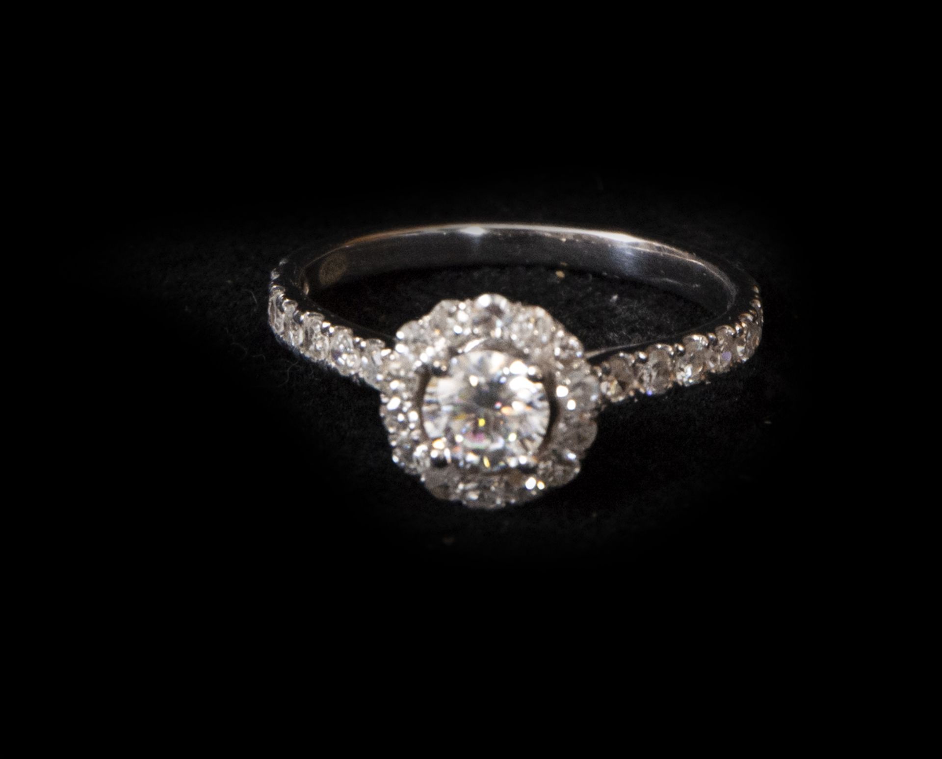 Ring with central diamond rosette of 0.50 ct and 1 ct in 0.10 brilliant cut diamonds, mounted in 18k