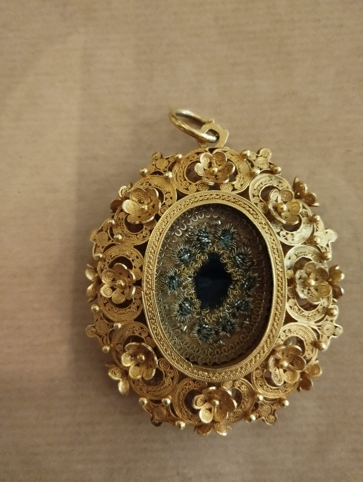 Important Reliquary Medallion in 20k or 22k gold filigree with relics of Saint Ignatius of Loyola, f - Image 2 of 2