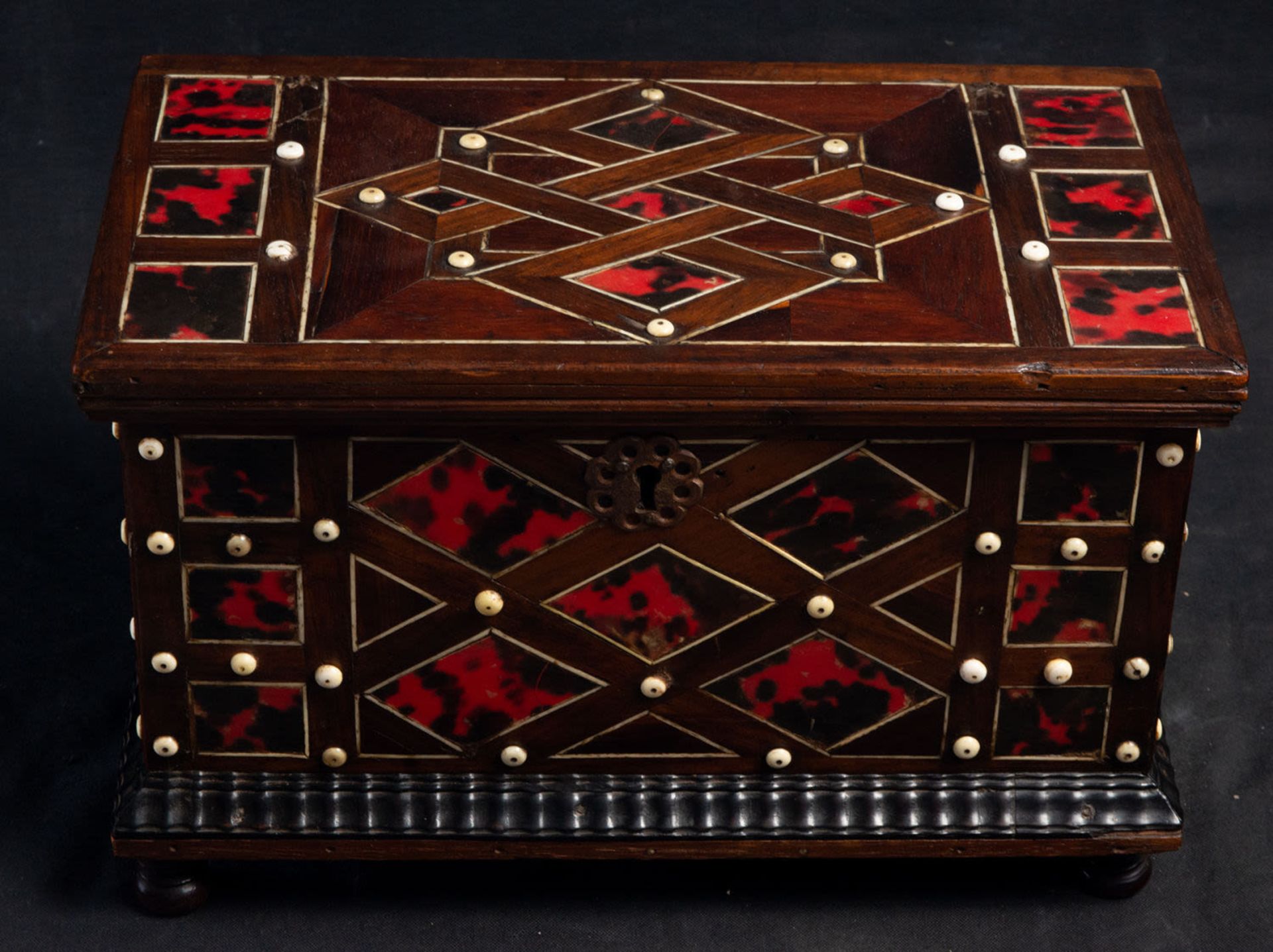 Important Mexican chest in carved bone inlay, ebony and tortoiseshell, late 17th century - Image 2 of 4