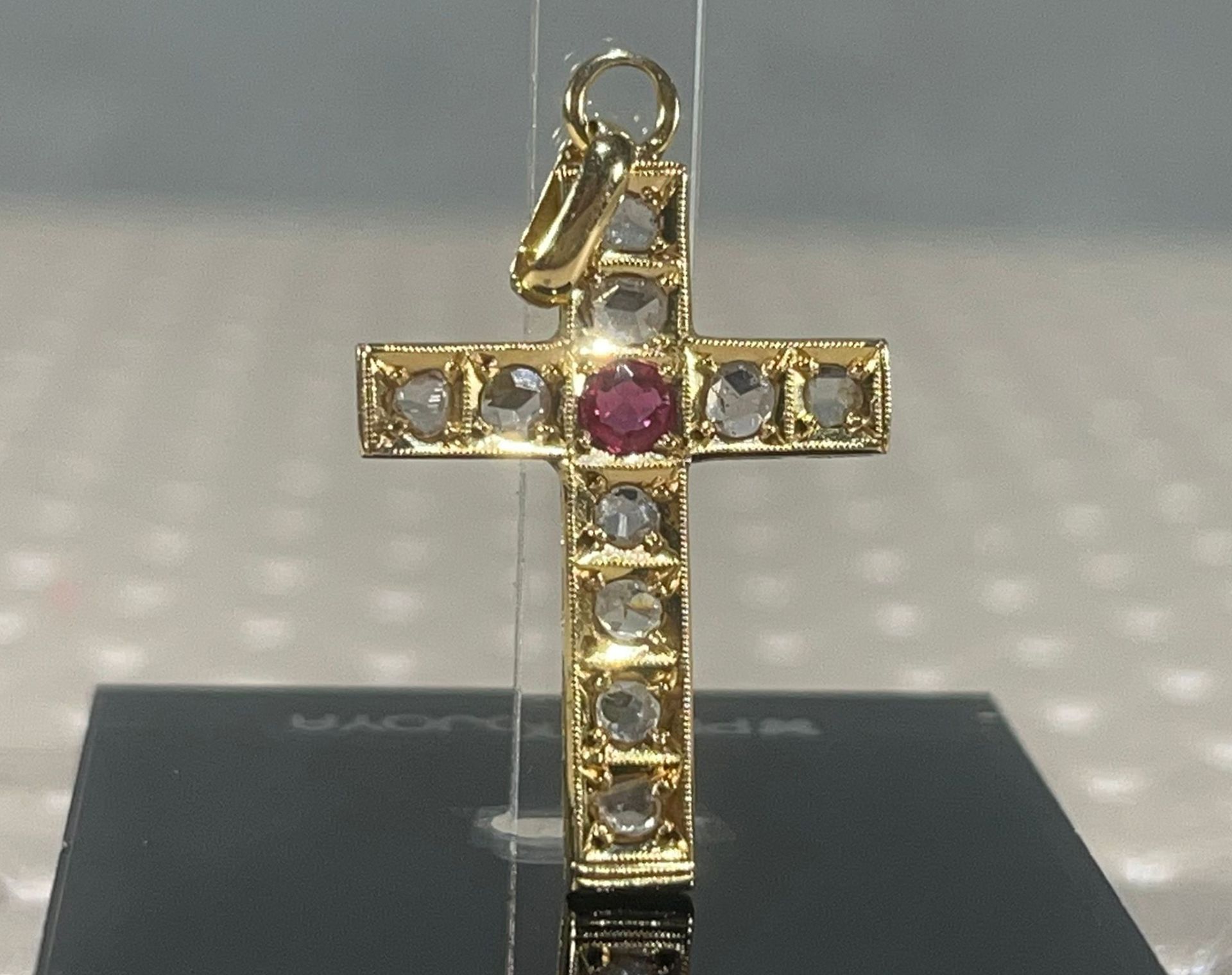18k gold pendant cross, with brilliant cut diamonds and central ruby