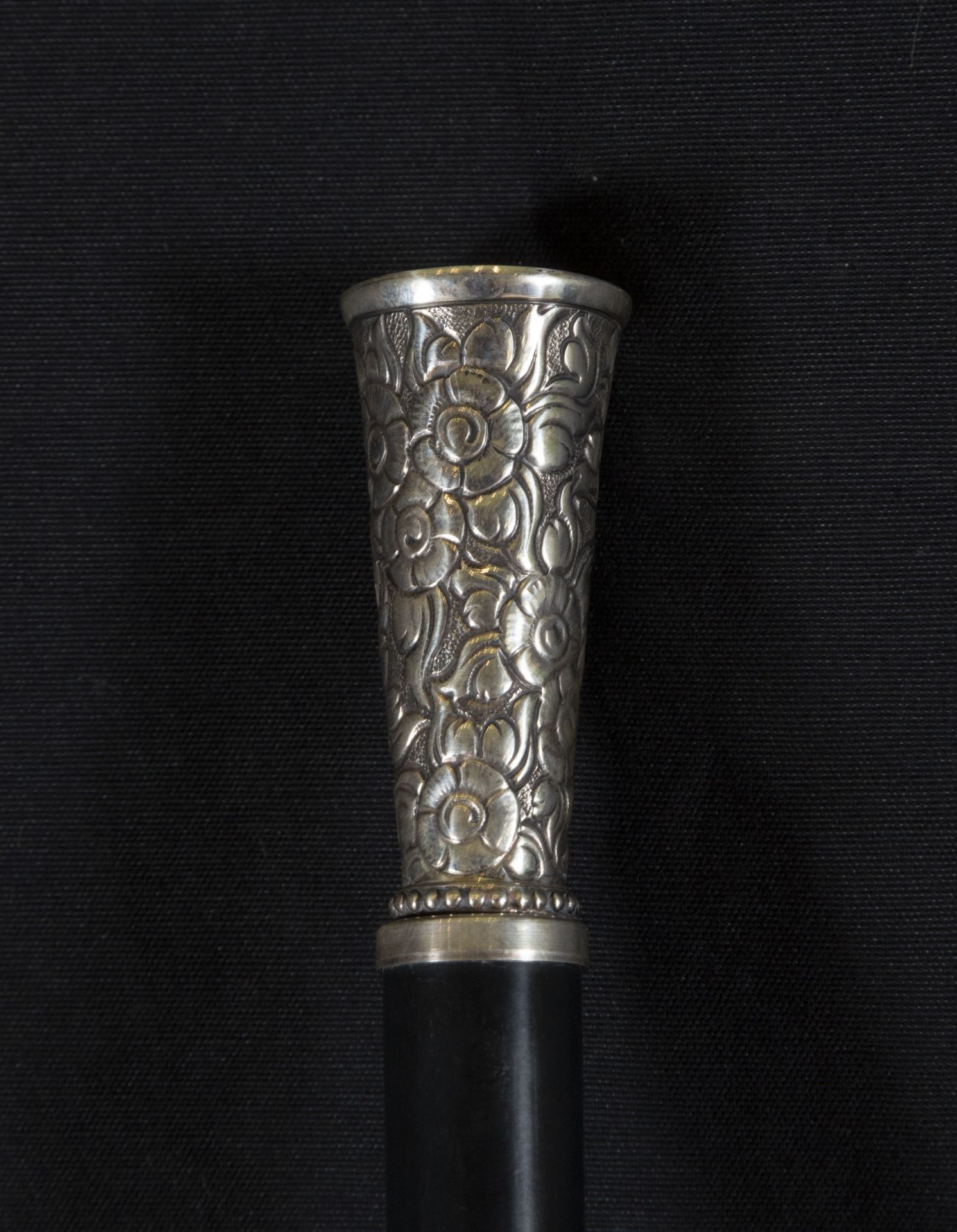 Victorian walking stick with embossed sterling silver head with floral motifs, 19th century - Bild 3 aus 3