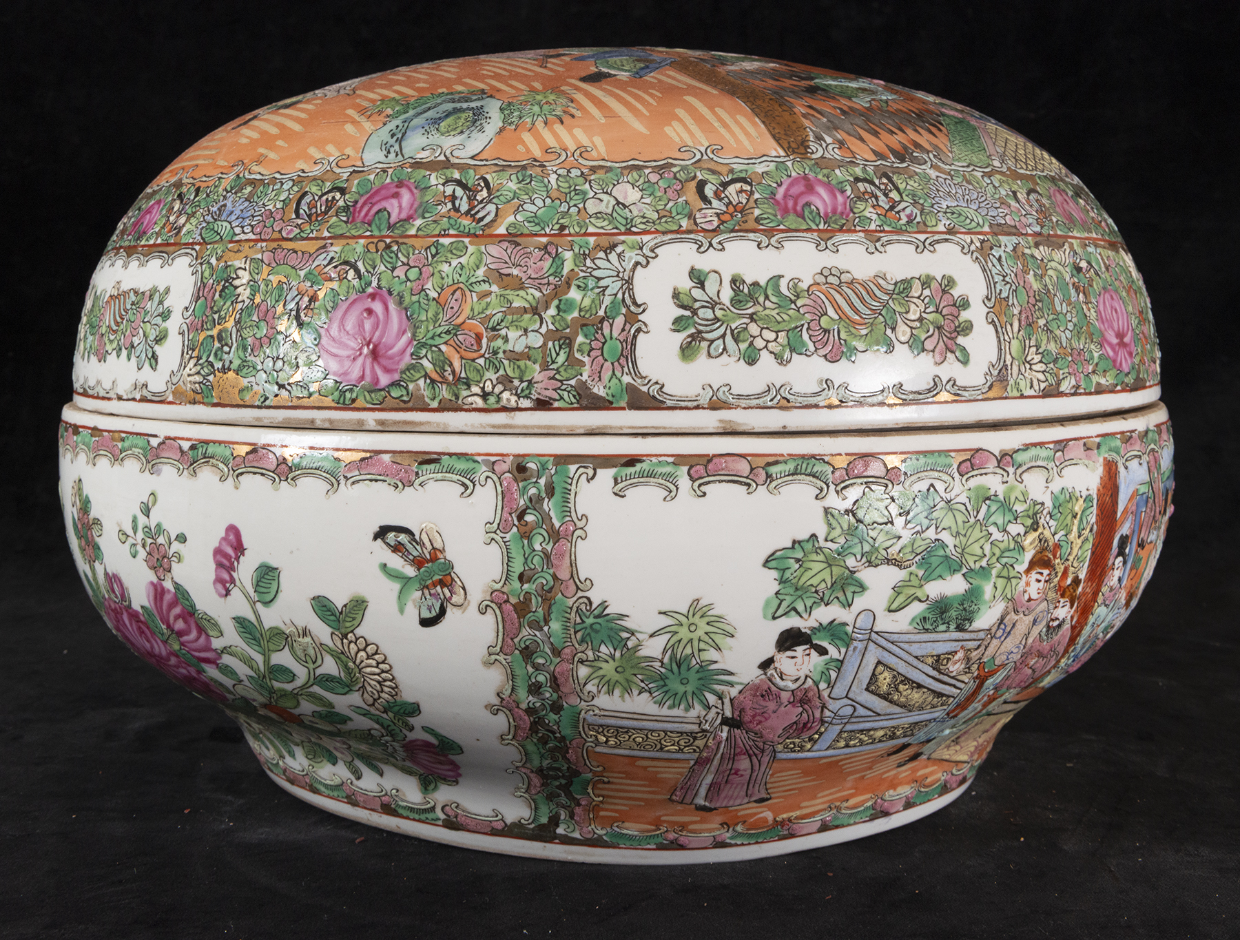 Large Canton Chinese porcelain box in "famille rose" enamel, late 19th century - Image 3 of 5