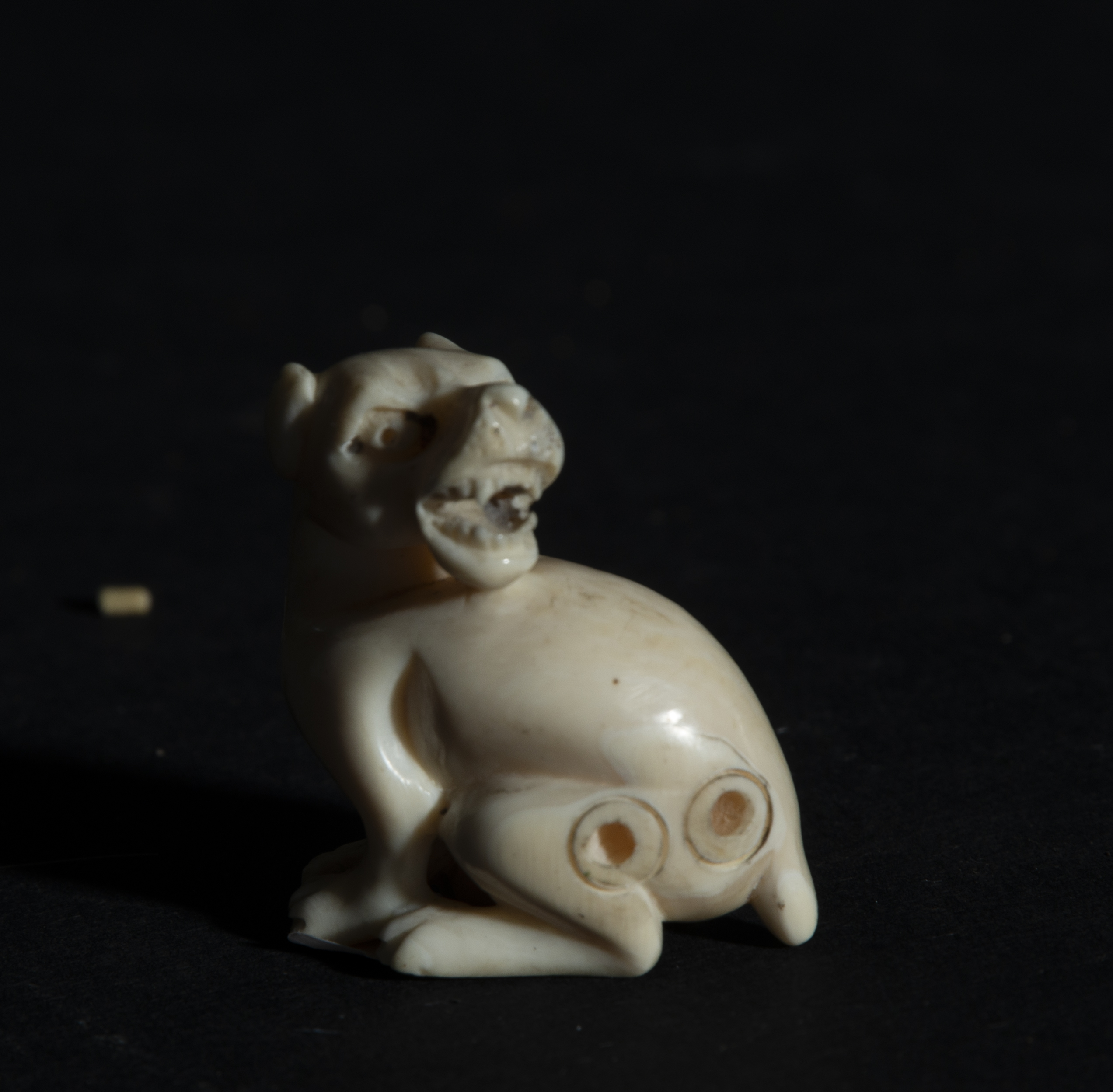 Japanese Netsuke on Mammoth Tusk (Mammuthus primigenius) representing Dog, 19th century Japanese sch