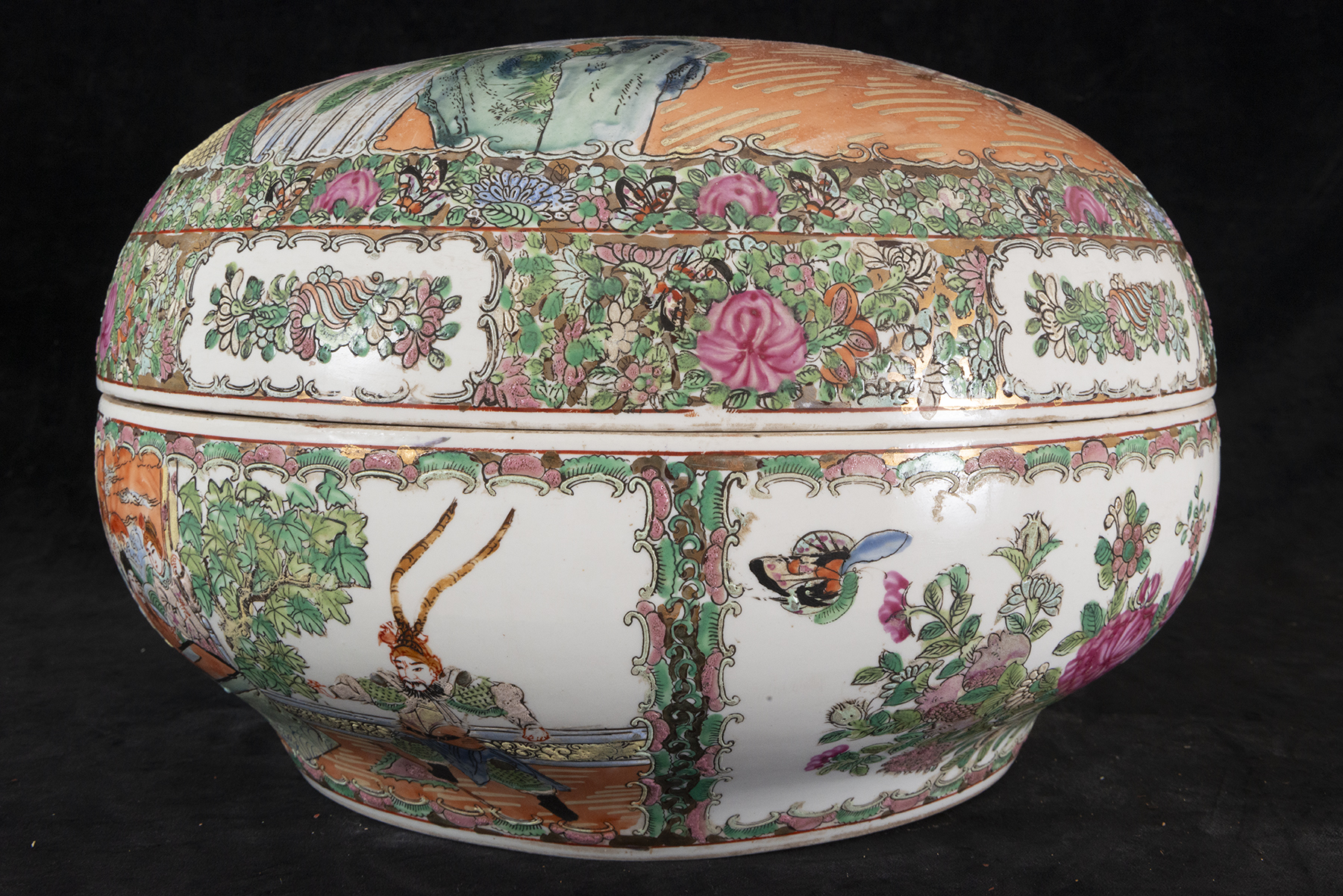 Large Canton Chinese porcelain box in "famille rose" enamel, late 19th century - Image 4 of 5