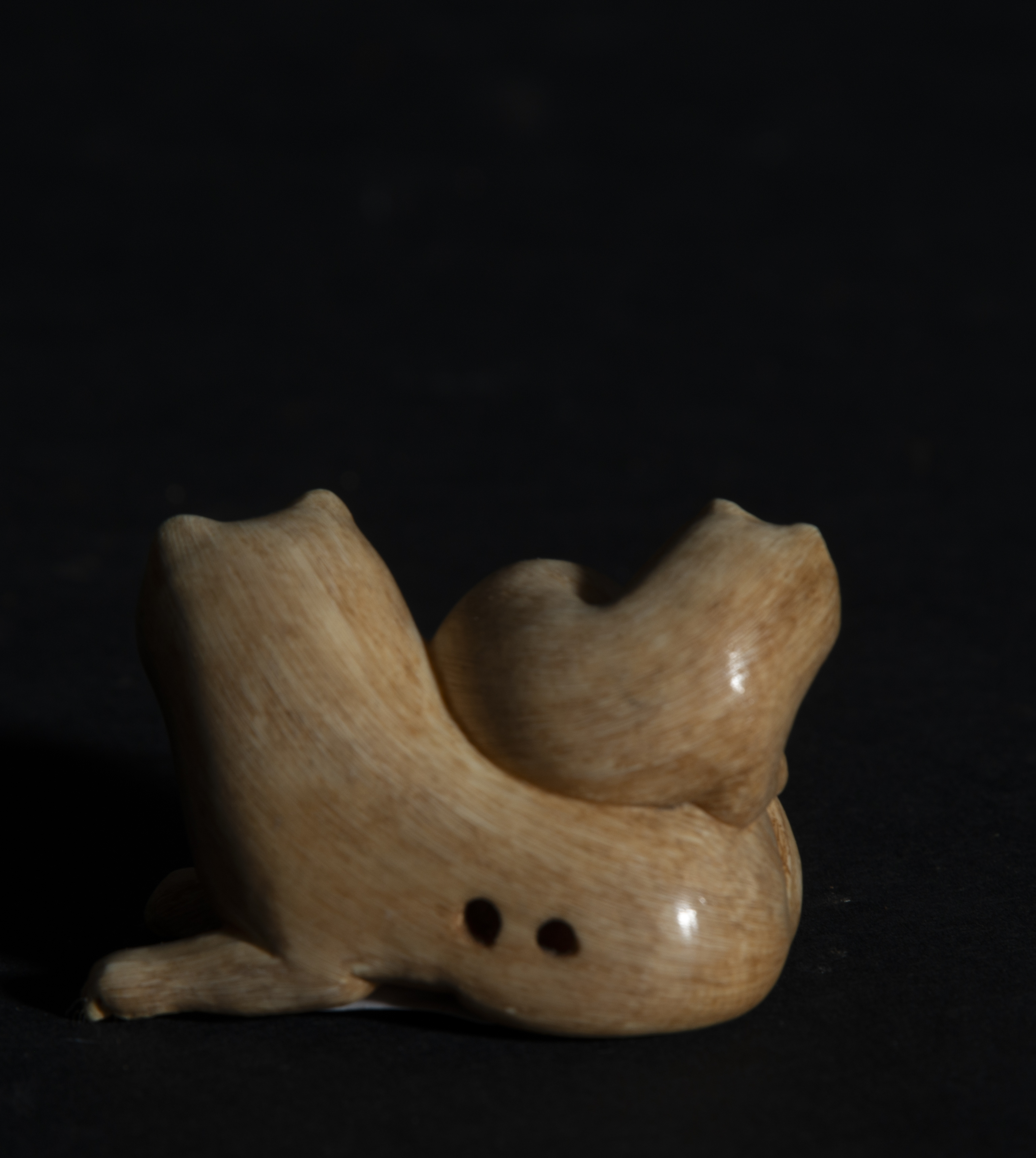 Japanese Netsuke on Mammoth Fang (Mammuthus primigenius) representing Pair of Cats, 19th century Jap - Image 2 of 2